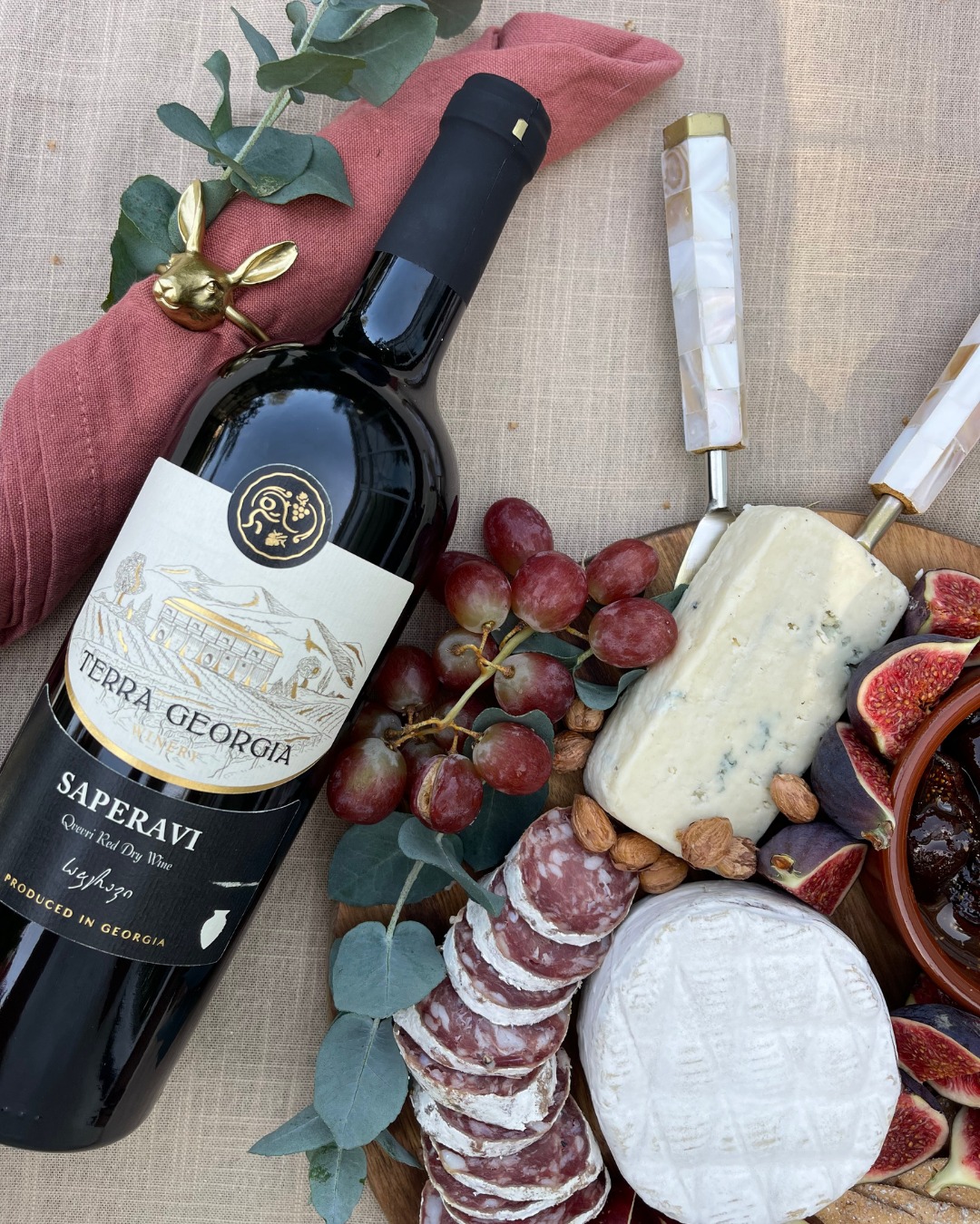 Autumn is all about red wine - Georgian reds are the perfect glass to enjoy when cosying up by the fire after a long day outside... 🍷
Come and visit us at Winchester market today to pick up some new wines to try at home!