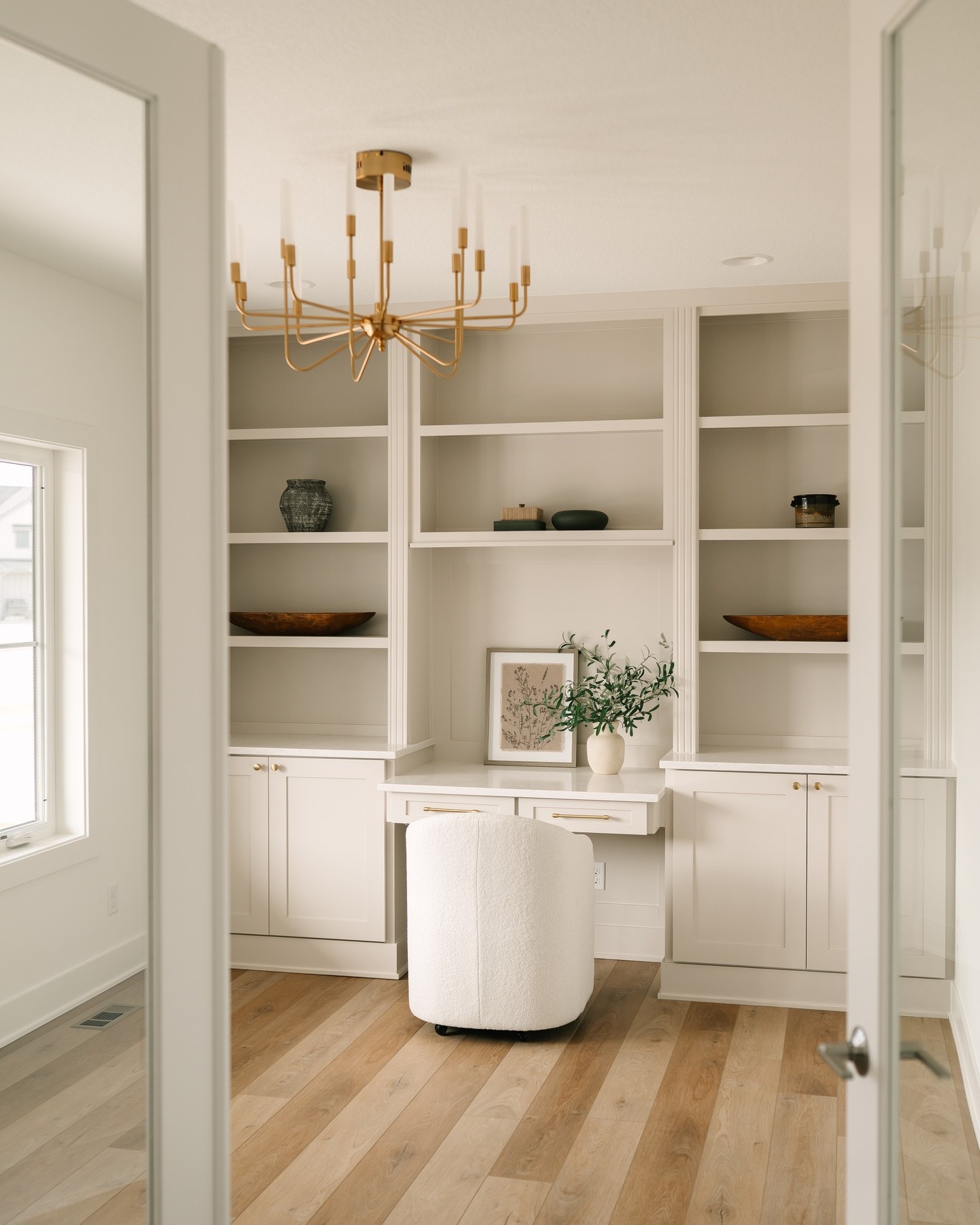 Take a step into this picture-perfect office space, and you might just never leave.
Who knew getting work done could be so enjoyable? In a space like this, I can't say I'd be complaining!
#dynastyhomes #customhomebuilder #iowahomes #desmoines #luxuryhomes #homeinspo #dreamhome