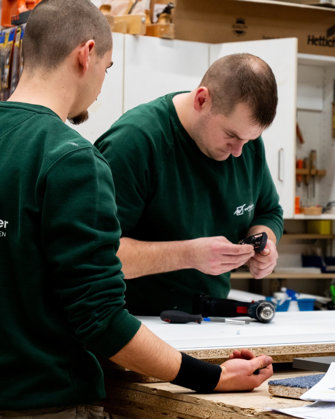 Fingerspitzengefühl — das ist mehr als nur ein schönes Wort. Im Handwerk entscheidet oft genau dieses feine Gespür in den Händen darüber, ob aus einem Stück Holz etwas Besonderes wird. Es geht nicht nur darum, zu messen, zu sägen oder zu schleifen. Es geht darum, das Material zu verstehen, seine Eigenheiten zu fühlen und mit jeder Berührung ein bisschen mehr daraus zu machen.
#SchreinereiWerthammer #Innenarchitektur #Praxisdesign #Raumgestaltung #fingerspitzengefühl #neverstoplearning #präzision