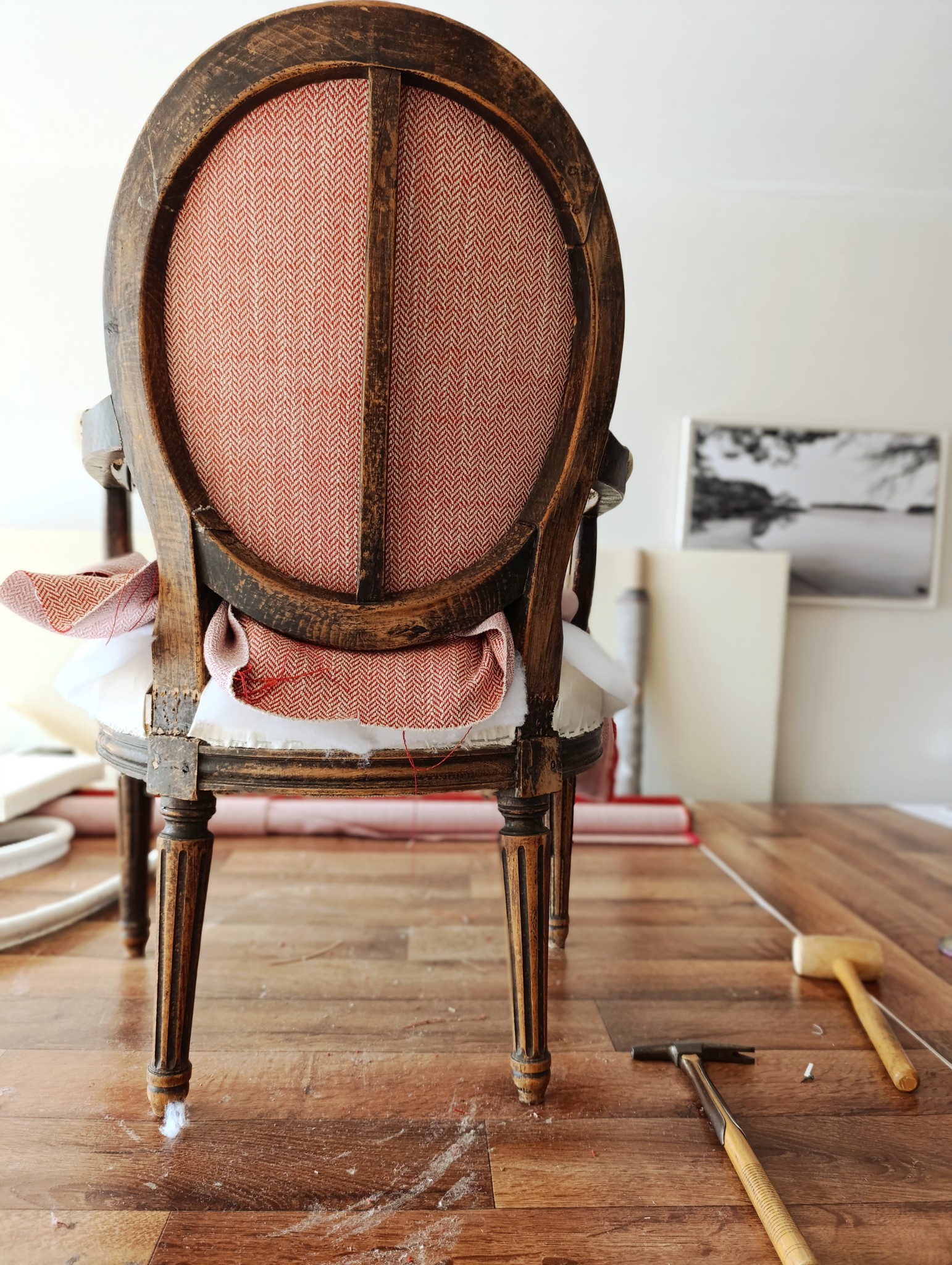 Rénovation totale pour ces trois bergère Louis XVI.
Tissus de chez @gpjbaker "Trentham", séduit par la discrétion de son motif à chevrons minuscules. Les stries animent la surface avec un léger chatoiement emprunté à la viscose et au lin flammé. Les couleurs des fibres, teintées dans la masse, accentuent également ce jeu de luminosité. Les fils clairs de la chaîne sont nuancés par la trame colorée, créant dans l’ensemble un rendu faux-uni saisissant et laineux.
Tissus rouge terre cuite de chez @casaltissus , ce tissu uni doux au toucher bénéficie de la technologie Aqua Clean pour un entretien facile ainsi que du traitement f1, non feu.
#tapissierdecorateur #upholstered #tapissier #tapissierameublement #tissuaddict #tissuanimalier #fauteuil #avantapresrenovation #larmorbaden #décorationintérieur #artisanbreton #bretagnesud #meublevintage #morbihan