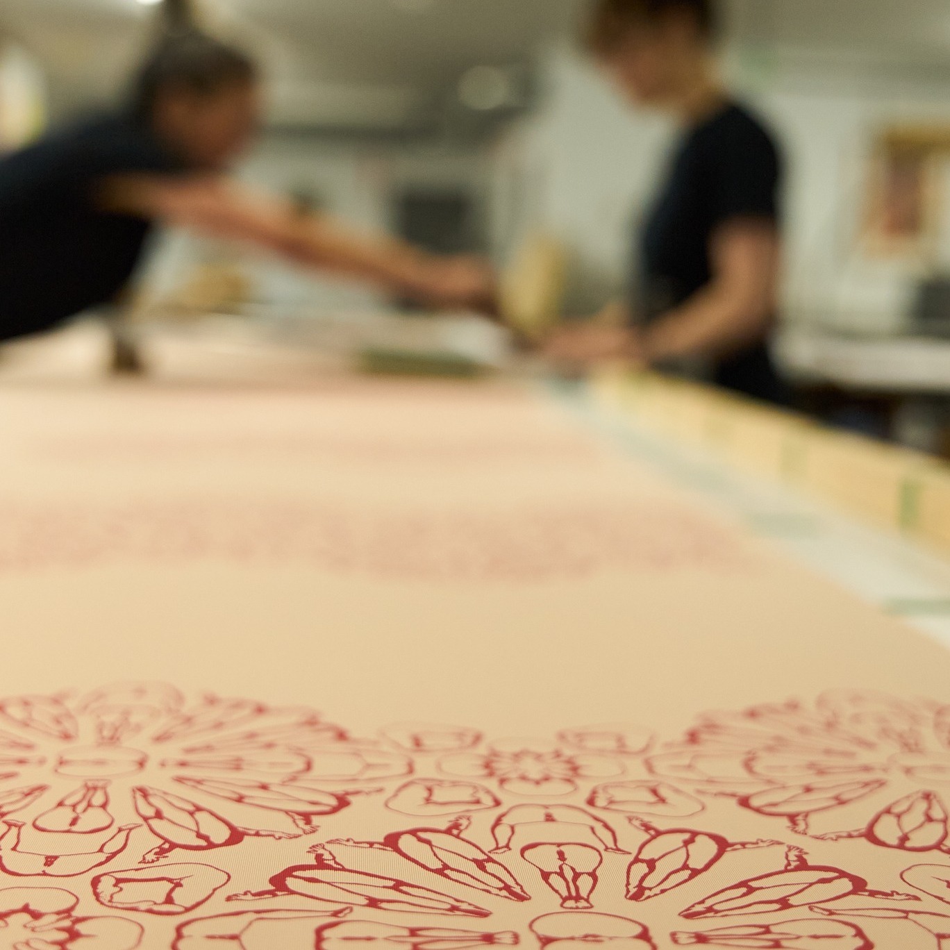 Au printemps 2025, nous avons accompagnés plusieurs artistes dans la production de leur projet pour l'exposition RACONTER/ RENCONTRER, dont Isabelle Tessier @isabelletessier.art
Objets de concupiscence : des foufounes et des pommes est à voir- et à expérimenter- au MAC LAU jusqu'au 21 septembre. Présentations d'artistes le 21 septembre, de 13h à 15h30.
"Afin de souligner le 50e anniversaire de l’Atelier de l’île, je me suis inspirée des œuvres coussinées de formes corporelles et tapissées de motifs sérigraphiés que j’avais réalisées lors de ma résidence en 2023. Une dizaine d’objets, chimères entre corps et mobilier, recouverts de motifs représentant le corps de manière mi-naïve, mi-suggestive, s’enchevêtreront au sol dans un amalgame modulable où le public sera invité à se poser, à la manière d’un placottoir intime.
Mon corps intervient à la fois comme médium et comme outil de travail dans ma pratique. Utiliser mon propre corps me permet de m’interroger sur mon rapport aux attentes normatives et « sexualisantes » auxquelles est soumise cette chair féminine. En exposant cette multiplicité de formes moelleuses humanoïdes avec lesquelles le public est invité à interagir, j’engage un discours autour du fétichisme des objets et du culte de la possession, tout en explorant une approche multidisciplinaire des arts imprimés. Dans cette installation in situ, le toucher doux du textile agit à titre de catalyseur de sensualité en substituant judicieusement la peau, rappelant par le fait même le confort domestique et l’oisiveté de la literie et du mobilier rembourré."
La programmation du 50e anniversaire de l'Atelier de l'île est possible grâce au soutien du @conseilartscan , du @lecalq , du @village_valdavid , de @franceelainedcaq et de la MRC des Laurentides