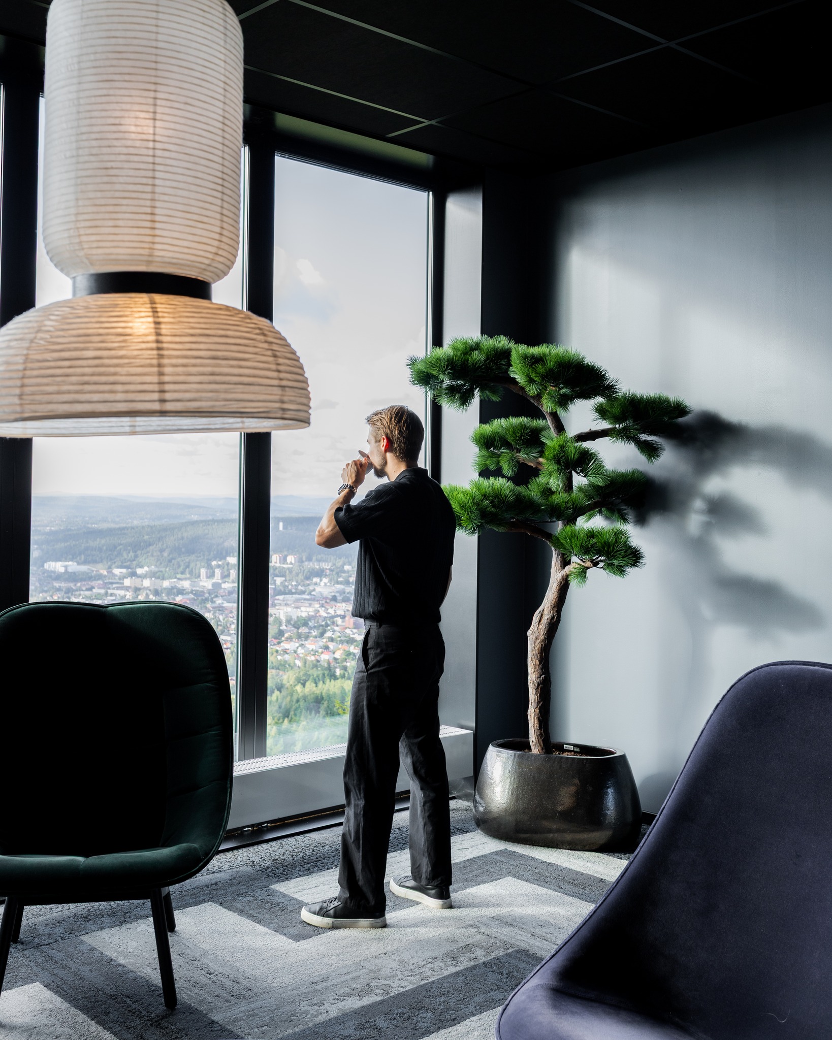 👀 Att vila ögonen på en vacker vy gör gott för både kropp och själ – och hos oss kan du göra det dygnet runt! 😀
Efter några givande timmar i mötesrummet är det perfekt att bara luta sig tillbaka och landa med utsikten som sällskap.
✨ Boka din konferens med en riktigt inspirerande vy du också:
👉 www.sodraberget.se/konferens