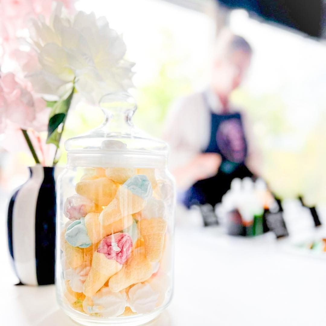 Cakebar op locatie!
.
Vorige week mocht ik weer met de Cakebar op pad!
Dit keer naar het Stitch feestje van de 5 jarige Lola…
.
Heerlijk om te zien hoe iedereen zijn eigen smaak koos!
.
Wat denk jij dat de meest gekozen topping op dit feestje was… Hint in de foto’s
.
#cakebar #glutenvrijecakebar #decakebarvannederland #taartenbakker #glutenvrijeten #glutenvrij #glutenfree #glutenvrijetips #lovetobake #glutenvrijetaart #glutenfreelife #glutenvrijebakkerij #vrijvangluten #deglutenvrijebakker #glutenvrijhendrikidoambacht #hendrikidoambacht #lovetobakeyouhappy #glutenfreefood #cakemehappyglutenfree #cakemehappy