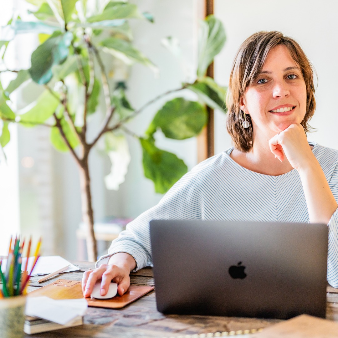 ✨ Een dag in het leven van Studio Hermine – 5 jaar later ✨
Vijf jaar geleden schreef ik mijn eerste “Day in the Life" voor @ondernemendemoeders. Vandaag deel ik deel 2: hoe Studio Hermine is gegroeid, welke ritmes en routines gebleven zijn, en hoe een creatieve werkdag er nu uitziet.
Voor iedereen die nieuwsgierig is naar het echte verhaal achter de schermen.
Link in bio!
#behindthescenes #grafischontwerp #ondernemen #ondernemendevrouwen #studiohermine