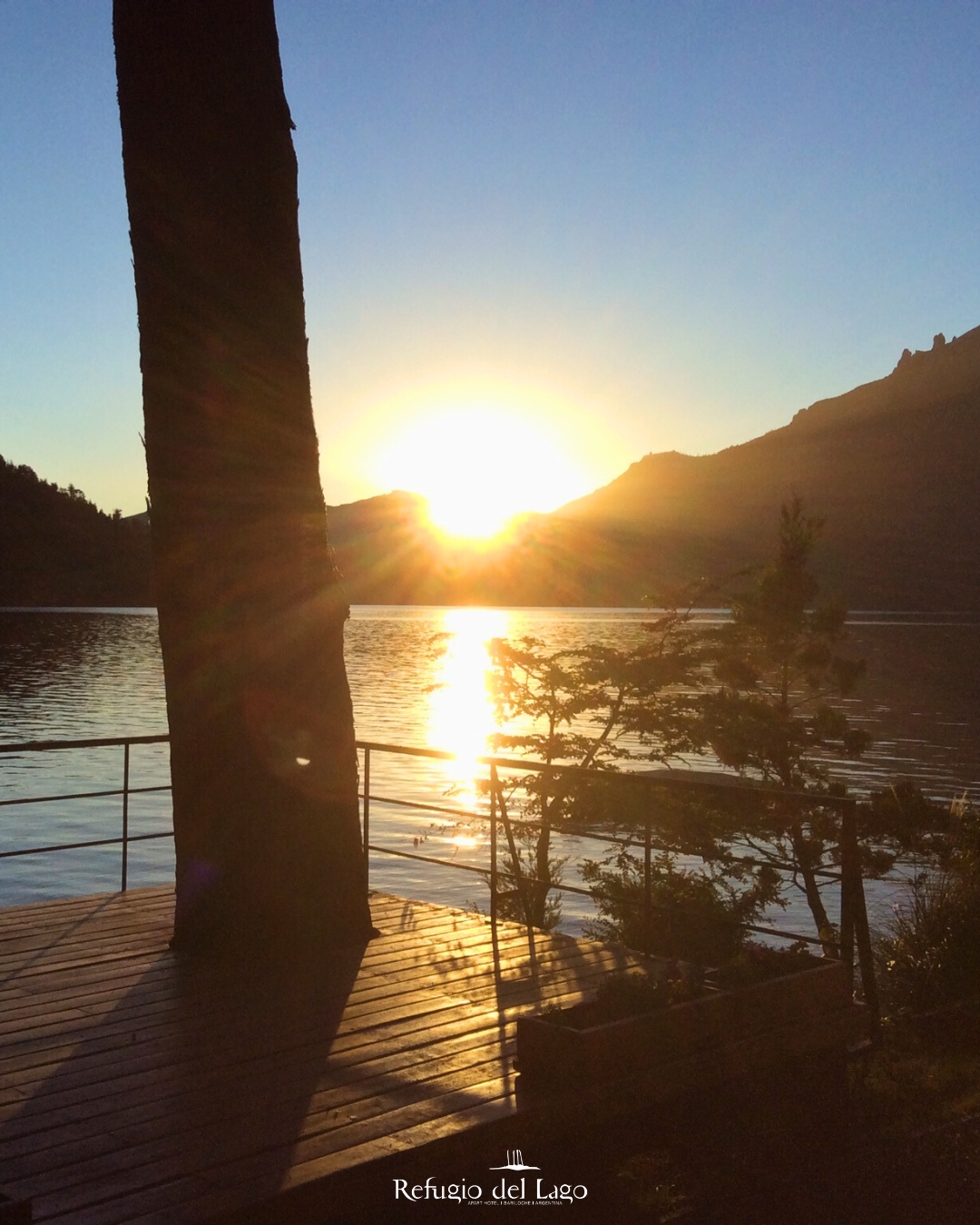 Un nuevo día frente al lago.🌅Así empieza tu primavera en Bariloche.
#LagoGutierrez #HotelesEnBariloche #hotel #hospedaje #vacaciones #Bariloche #patagonia #argentina #primavera2025