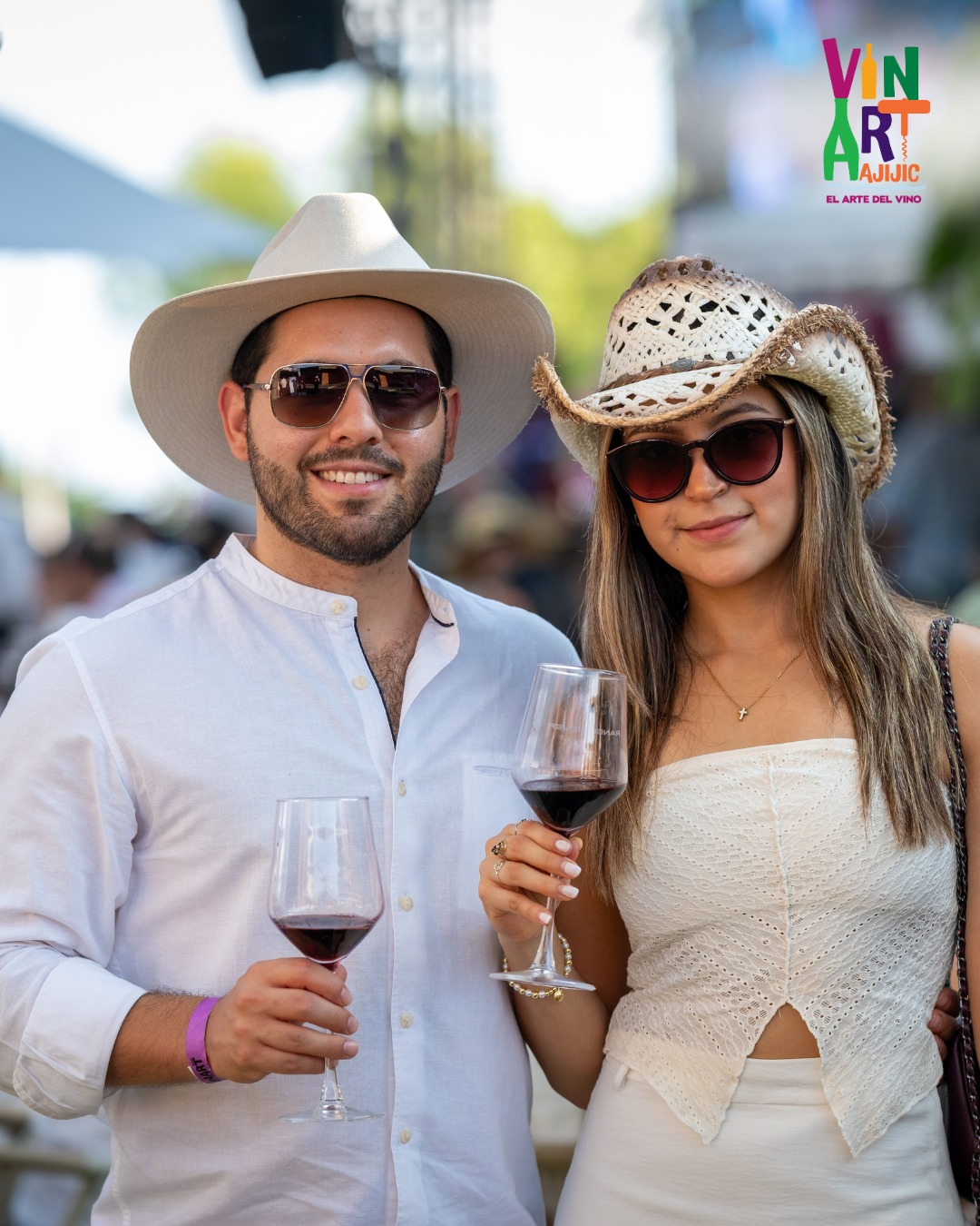 Vive la magia de VinArt Ajijic 2025 🍷
Este 31 de octubre y 1° de noviembre, el vino, la música y la tradición se unen frente al majestuoso Lago de Chapala para celebrar una edición única de Día de Muertos.
Sumérgete en dos días llenos de:
🎶 Música en vivo y After Parties que encenderán la noche
🍴 Concurso de Paellas con premios irresistibles
🎭 Concurso de Catrinas y Catrines para mostrar tu creatividad
🍷 Más de 170 etiquetas de vino de 25 casas vinícolas nacionales e internacionales
✨ El espectáculo “Corazón de Luna” de NMOR, arte y tradición en su máxima expresión
Ya seas un amante del vino o estés comenzando tu aventura en este mundo, VinArt Ajijic 2025 te espera con experiencias que despiertan los sentidos y crean recuerdos inolvidables.
📍 Nimue Marina & Residence, Ajijic, Jalisco
⏰ Viernes 31/10: 14:00 – 00:00 | Sábado 1/11: 13:00 – 01:00
🚫 No se permite ingreso a menores ni mascotas
🎟️ ¡Asegura tu lugar en esta edición histórica! ➡ ➡https://boletomovil.com/vinartajijic
#VinArtAjijic #DíaDeMuertos #FestivalDeVino #Ajijic #ExperienciaÚnica