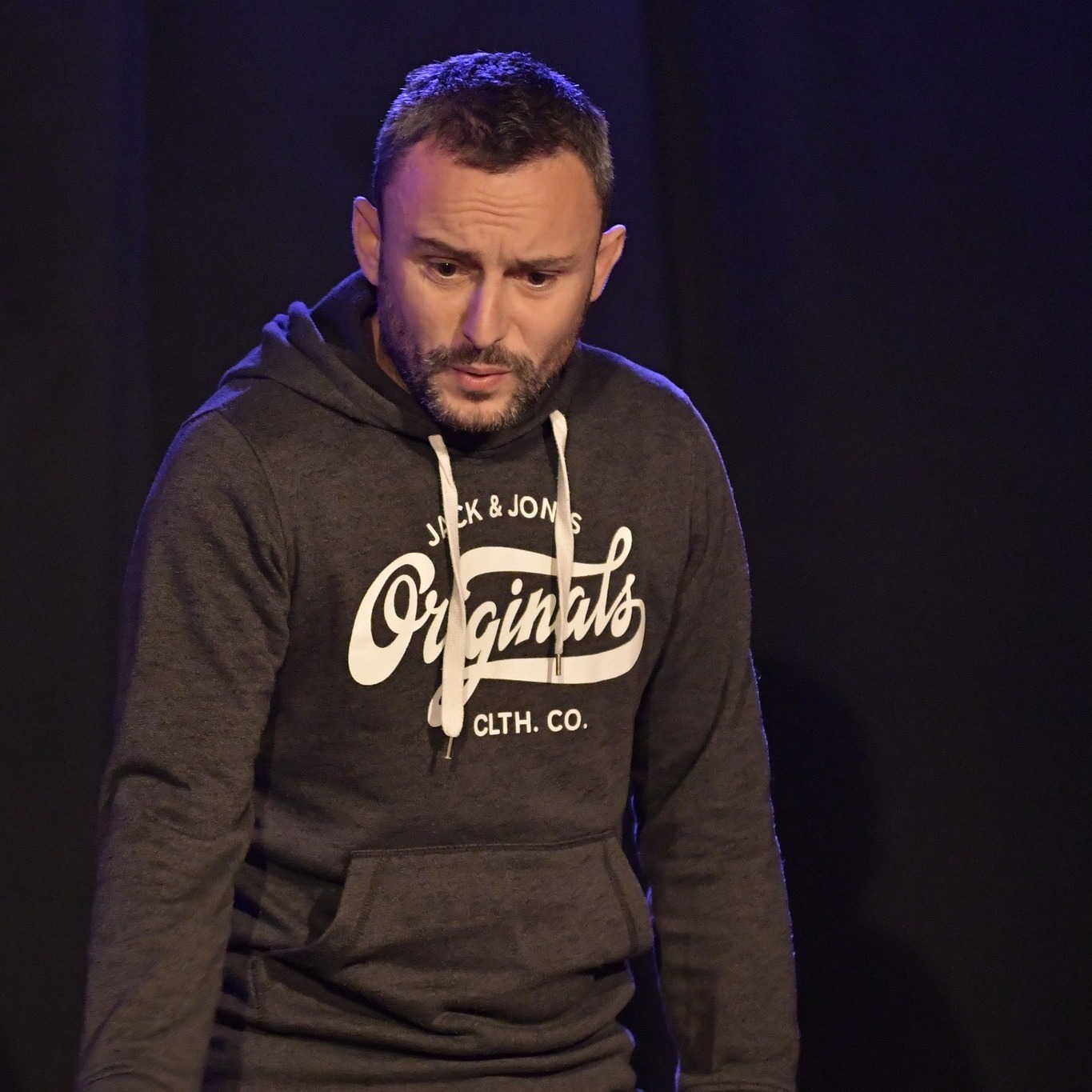 🎬 DÉCOUVREZ LES 10 MODULES QUI VONT RÉVOLUTIONNER VOTRE JEU ! 💥
Notre formation "Méthodes Américaines" (20-31 oct. 2025) vous propose un parcours complet pour maîtriser les techniques des plus grands maîtres du théâtre !
🔹 Module 1 : Introduction aux méthodes américaines (Stanislavski)
🔹 Module 2 : La Méthode Strasberg (Mémoire Affective)
🔹 Module 3 : La Répétition avec Meisner (Instant Présent)
🔹 Module 4 : Viewpoint Training (Corps & Espace)
🔹 Module 5 : Les Circonstances Données (Stella Adler)
🔹 Module 6 : Improvisation (Viola Spolin) & Substitution (Uta Hagen)
🔹 Modules 7-10 : Direction d’acteur, restitutions, bilan
💡 Chaque jour = une nouvelle compétence pour un jeu plus puissant, plus authentique, plus captivant !
📅 Du 20 au 31 octobre 2025 – Bordeaux
💰 Financement possible (AFDAS)
👉 Ne laissez pas passer cette chance !
Inscrivez-vous dès maintenant : www.idealstheatre.org
#Théâtre #FormationActeur #MéthodesAméricaines #JeuScénique #Bordeaux