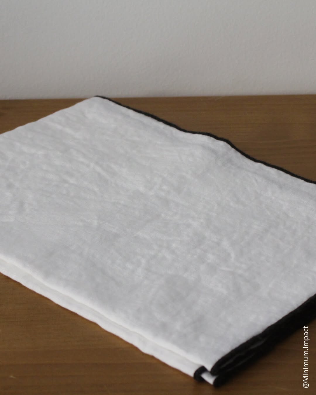 🍞 L’allié élégant de votre cuisine...lin ou coton
Deux choix de qualité :
d'un côté le lin 100% certifié OEKO-TEX®, une fibre naturelle reconnue pour être à la fois très absorbante et très résistante tout en étant très fin et léger, la gamme Linen ne déçoit jamais. 🌿
de l'autre le coton 100% certifié OEKO-TEX® aussi, résistant grâce à un tissage épais élaboré et soigné, il est également absorbant.
Un indispensable qui rend chaque geste en cuisine plus agréable. ✨
Alors plutôt lin ou coton pour la cuisine ?
Notre mission : faire de ton intérieur un cocon, avec des objets de qualité💚.
📸Crédit photo : Minimum Impact.
#MadeInPortugal #ConfortEtÉlégance #decoresponsable #slowhome #BienÊtreChezSoi #InspirationDéco #decomaison #decointerieur #bienchezsoi #charmeauthentique
#TorchonEnLin #LingeDeMaison #CuisineÉlégante #MadeInPortugal #LinNaturel #EcoFriendly #oekotex