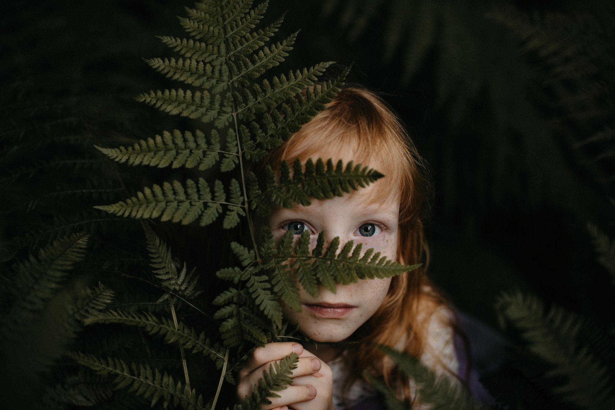 🌿 Schovaná. A přesto tak viditelná.
Někdy je největší síla v tichu a pohledu.
Zastavený moment mezi kapradinami.
Mezi světem dětí a lesa. ✨
📷 Autorské focení RenaticeFOTO – portréty, které mají duši.
✨ Hashtagy:
#renaticefoto #detskapoezie #focenivlese #magickechvile #jemnyportret #kapradi #detskyportret #zivapriroda #portretvprirode #fotografkaopava #zenaVKvetu #zivotvpohybu #tichepohledy