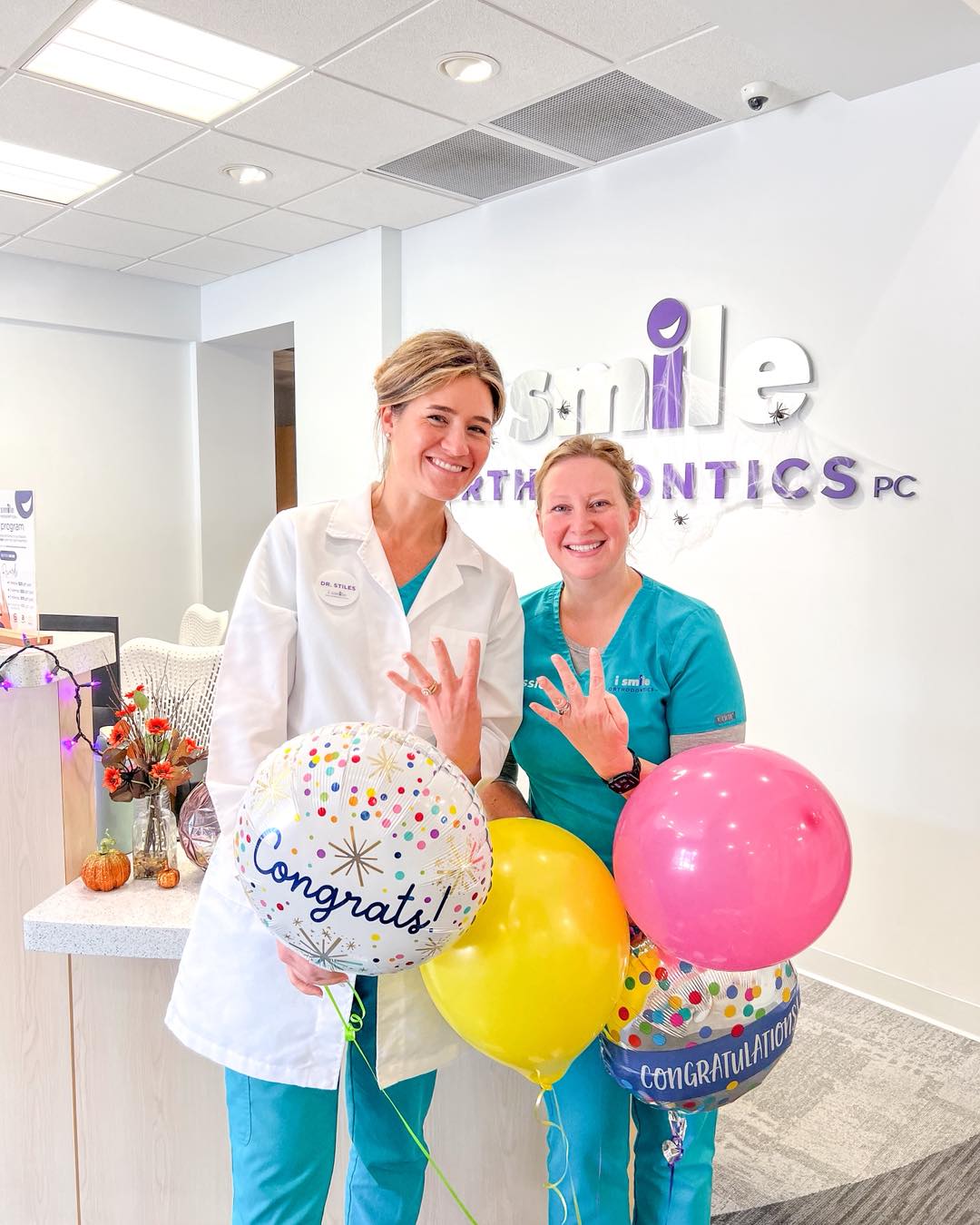 HUGE shout out to our amazing treatment coordinator, Jessica, for celebrating 8 YEARS with us at i smile!๐คฉ๐๐ผ Jess goes above and beyond for our team and our patients. We really couldnโt do it without her!๐๐
We ๐ you Jessica!