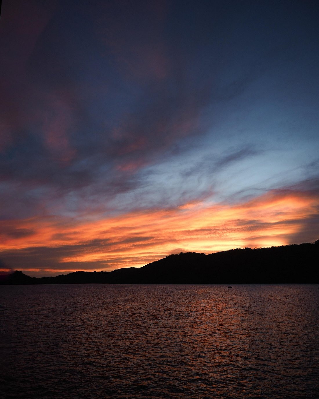 From blue to molten gold in minutes.
Visit sunlighthotelsandresorts.com
#DoseOfSunlight #SETIR #Palawan #Philippines
📸 @pjdelacerna