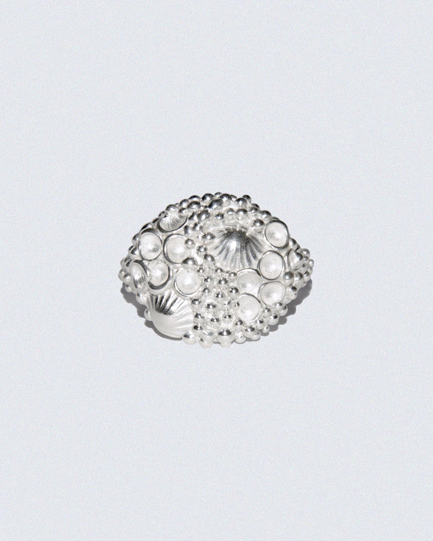 FP001-1 — Bague coquillage ronde en argent
— Pièce Unique ⟡
Tout a commencé par un minuscule coquillage, retrouvé dans l’ancienne boîte à bijoux de ma grand-mère. Trop petit pour être porté tel quel, il a fallu inventer un écrin autour de lui.
Alors j’ai sculpté en cire comme on peint un tableau :
l’écume des vagues, les bulles d’eau, le sable marin… chaque détail venu composer ce fragment de mer figé dans le métal. 🌊
De cette empreinte fragile est née une bague en argent 925, façonnée à la main avec la technique de la cire perdue.
Pièce unique, numérotée, elle porte encore la trace du réel : un souvenir marin devenu relique contemporaine.
⚒️ Caractéristiques
Argent 925 poinçonné
Empreinte de coquillage + composition marine
Pièce unique numérotée (certificat inclus)
Taille ajustée à la commande
👉 Archive FP001-1 — disponible dès maintenant.
#formaprima #atelierbijoux #bijouxfaitmainfrance #bagueargent925 #bijouxartisanaux #bijouxpoetiques #bijouxuniques #slowjewelry #cireperdue #bijouxnature #artisanjewelry #handmadejewelry #faitmainenfrance