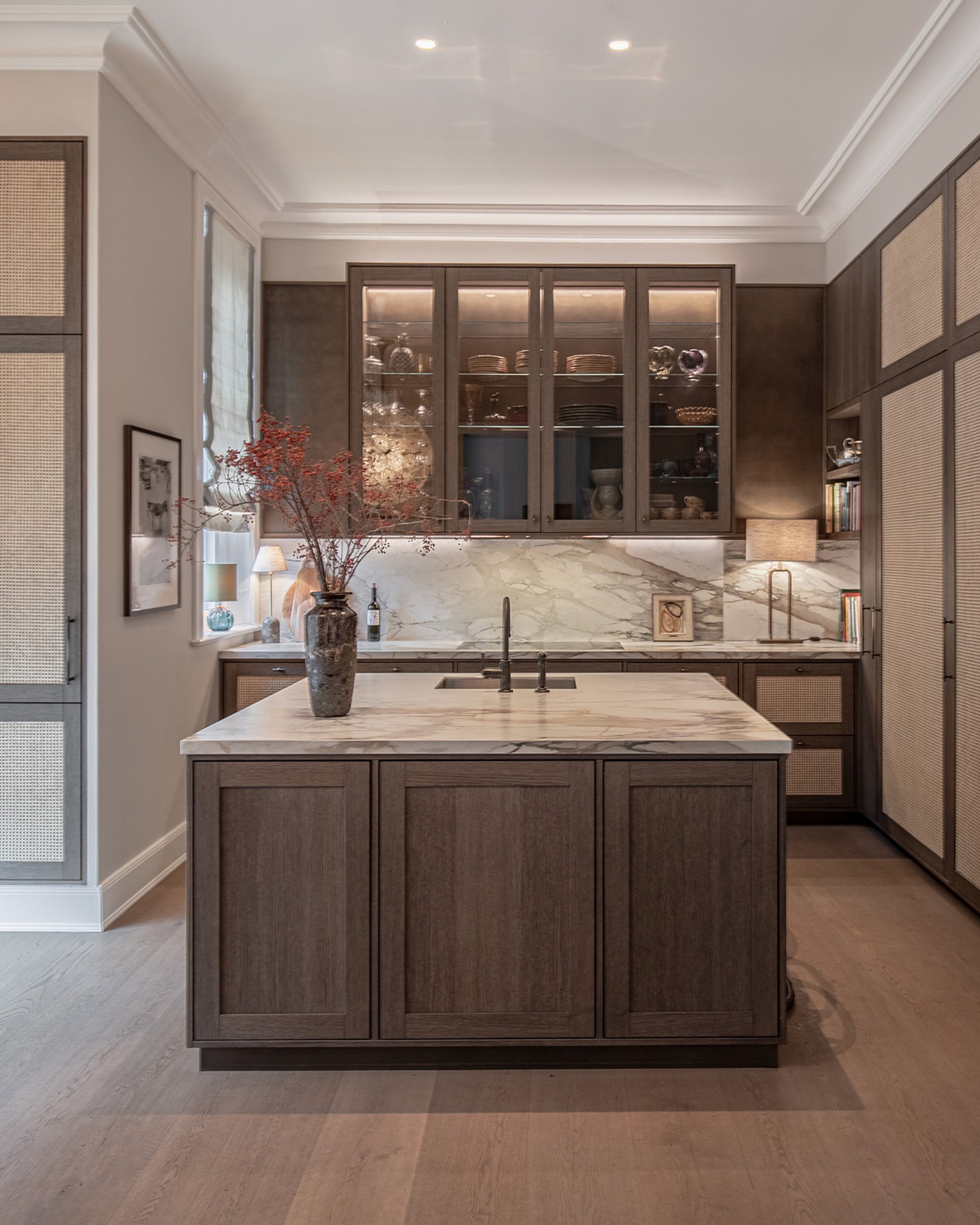 Bei diesem umfangreichen Projekt wurden Küche, Wandverkleidung und Sitzbereich maßgefertigt. Der Materialmix aus dunkler Eiche, Keramik und Wiener Geflecht verleiht der Küche ihren ganz eig#holzhochzwei
Das durchdachte Ordnungssystem – bestehend aus clever aufgeteilten Schubladen, verdeckter Technik und einer hinter Türfronten integrierten Coffee-Station – sorgt für Klarheit und Struktur.
Die Rückwände der großen Hängeschränke sind mit Bronzeplatten verkleidet. Durch die dunkel getönten, gerahmten Glastüren entstehen besonders schöne Lichtreflexionen, die in den Raum zurückfallen. Passend dazu wurden Bronzegriffe aus einer belgischen Manufaktur gewählt.
#kuechendesign #wienergeflecht #holzliebe #maßgefertigt #interiordesign #holzhochzwei