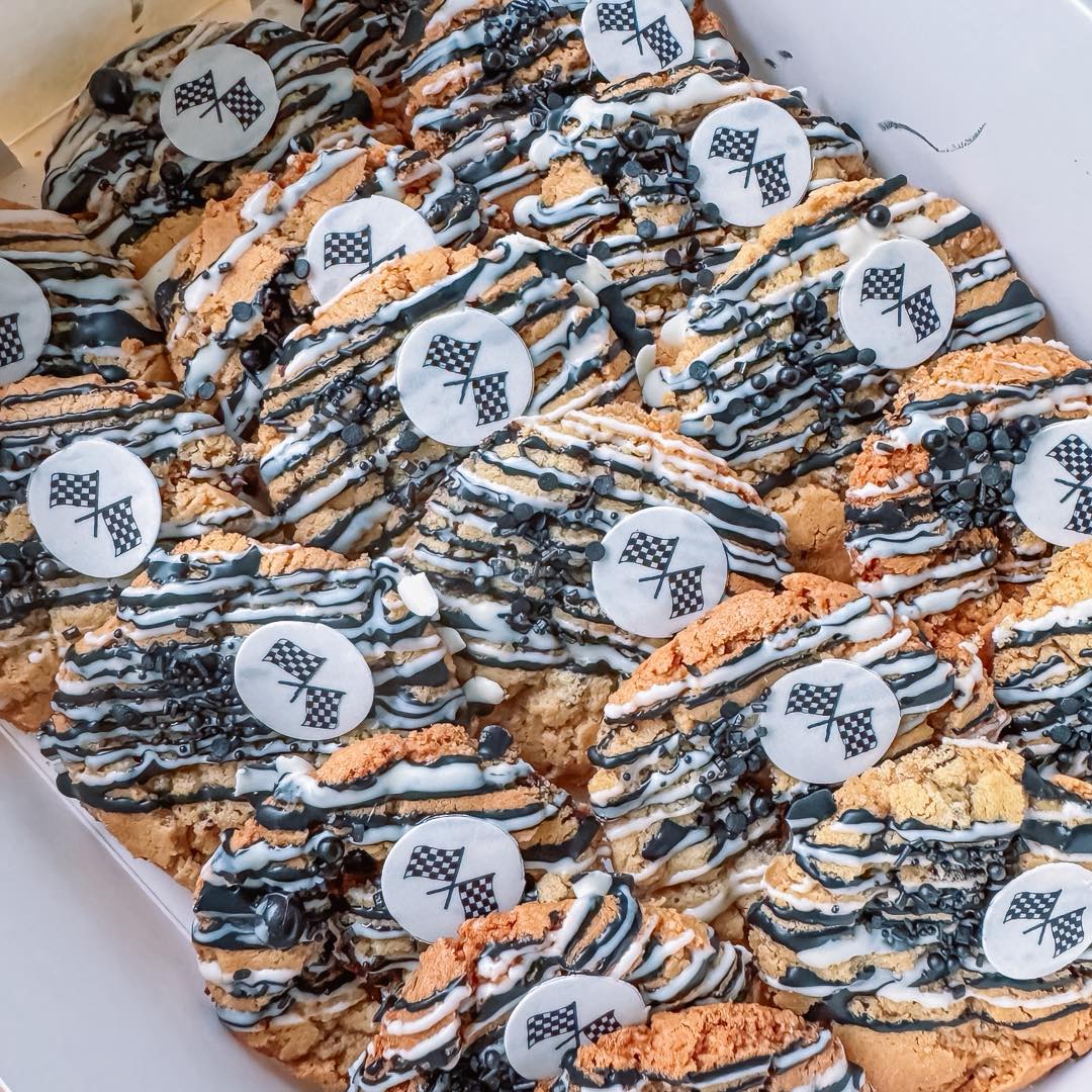 Trakteren🏁🏎️
.
Deze chocolatechip koeken zijn een heerlijke traktatie voor op school!
In elk thema te maken;
In dit geval met eetbare afbeelding van een finishvlag!
Voor een echte F1 fan
.
In welk thema hebben jullie kinderen getrakteerd dit jaar? Of misschien zonder thema?
.
#traktatie #traktatieideeën #glutenvrijetratatie #glutenvrijeten #glutenvrij #glutenfree #glutenvrijetips #lovetobake #glutenfreelife #glutenvrijebakkerij #vrijvangluten #deglutenvrijebakker #glutenvrijhendrikidoambacht #hendrikidoambacht #lovetobakeyouhappy #glutenfreefood #cakemehappyglutenfree #cakemehappy