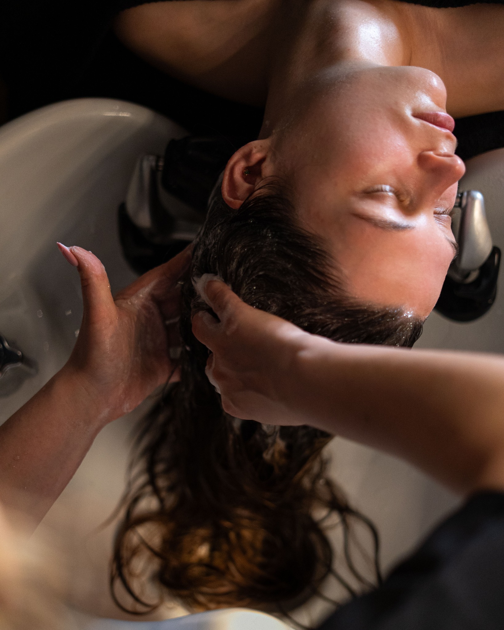 HAIR SPA by WILD ✨
Envie d’un moment de détente rien qu’à vous ?
Découvrez nos rituels capillaires inspirés des techniques japonaises et enrichis de produits d’exception.
🖤 Shu Uemura : bulle de soin et de détente (30 à 45 min – dès 79 €)
🖤 Oribe : expérience sensorielle et raffinée (30 à 45 min – dès 89 €)
🖤 Tokio Spa : rituel purifiant et régénérant (1h - 140 €)
Brillance, force, apaisement ou transformation… à vous de choisir votre rituel selon vos envies !
📍 Disponible au salon WILD Rouen
___
#️⃣ : hair spa, wild rouen, soin cheveux, shu uemura, oribe, moment detente, beaute capillaire, cheveux subimes, soin tokio inkarami
CM & 📸 : @agence.boujoubien