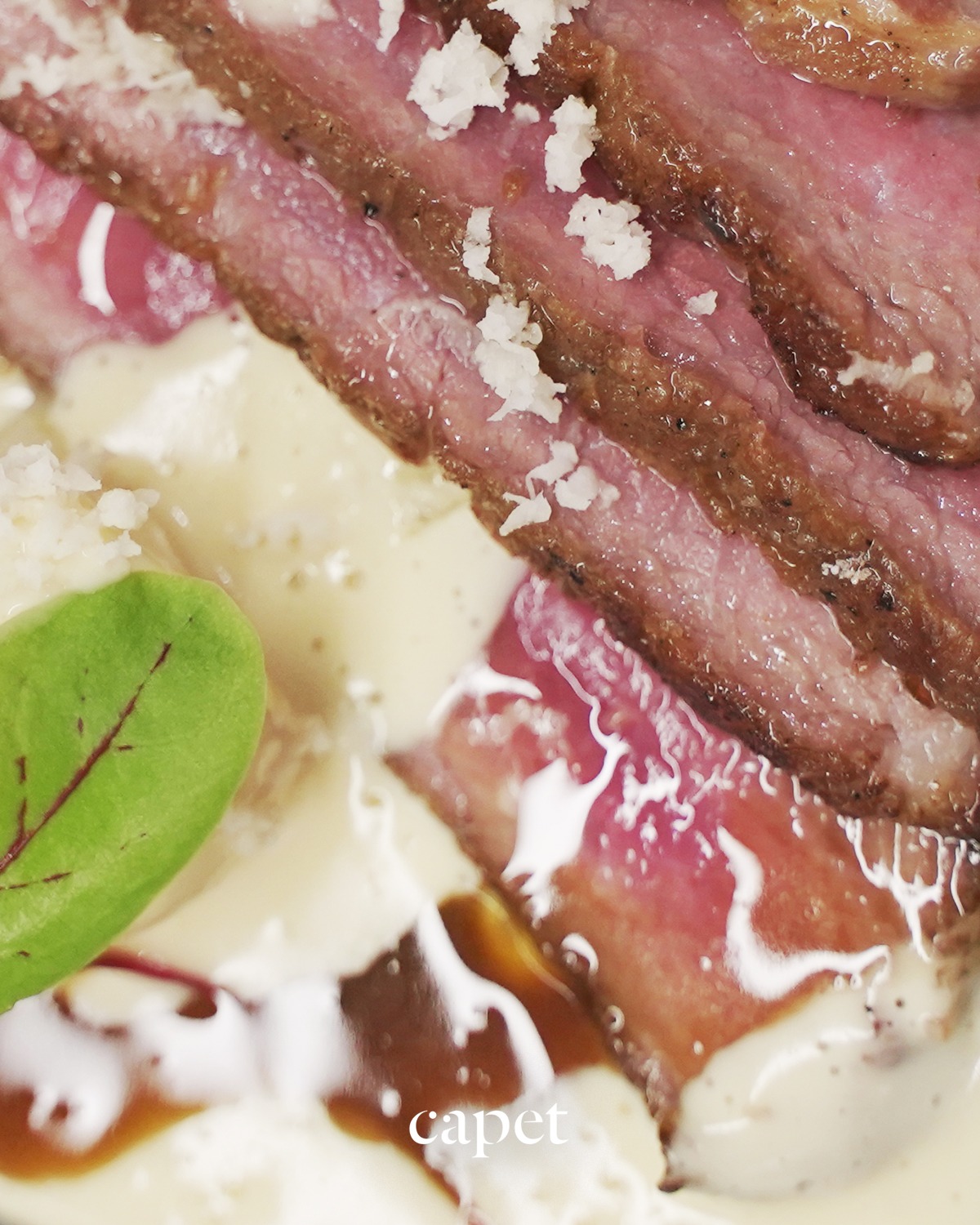 La imagen resalta la intensidad en cada capa.
Un resultado directo, marcado por la fuerza del detalle.
🔗 Reserva fácilmente desde el enlace en nuestra bio
📍 Carrer del Cometa, 5, Ciutat Vella, 08002 Barcelona
📞 937 20 44 21
#capetrestaurante #barcelonarestaurants #cocinahonesta #temporadaencapet #restaurantesbarcelona #guíamichelin #cocinadeautor #cocinatecnica #productolocal #barriogotic