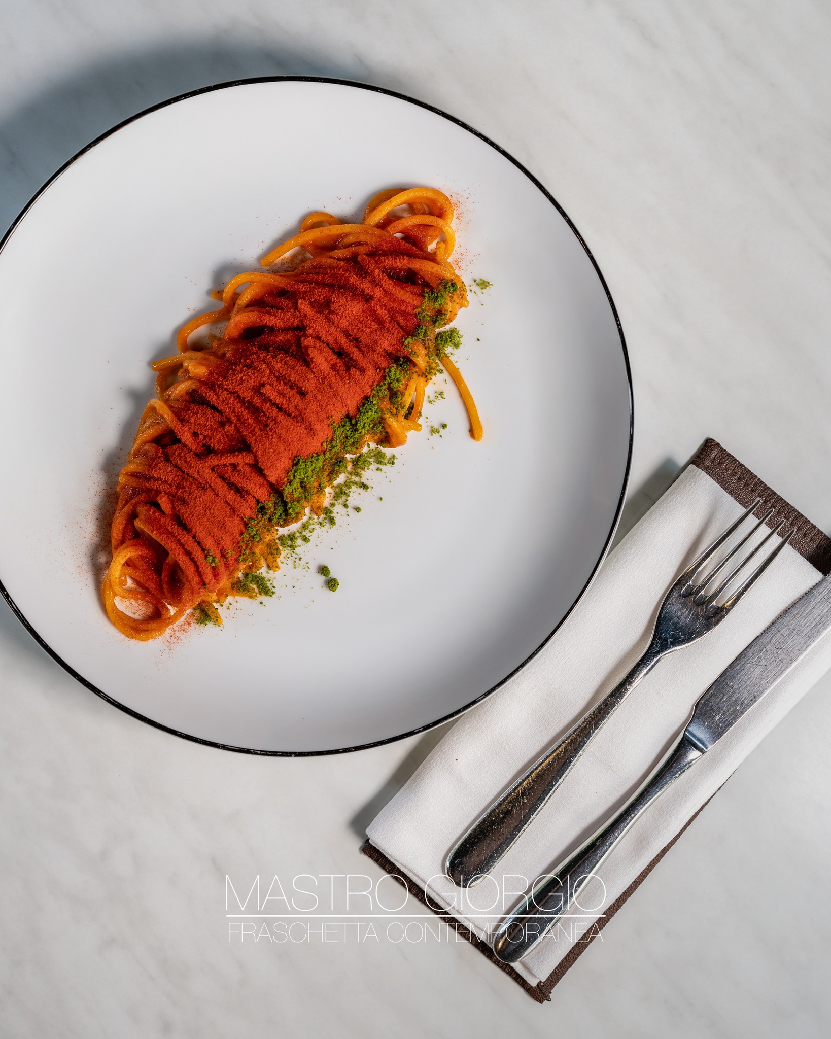 𝑺𝒄𝒂𝒓𝒑𝒂𝒓𝒊𝒆𝒍𝒍𝒐: 𝒑𝒐𝒎𝒐𝒅𝒐𝒓𝒐 𝒆 𝒃𝒂𝒔𝒊𝒍𝒊𝒄𝒐, 𝒏𝒆𝒍𝒍𝒂 𝒔𝒆𝒎𝒑𝒍𝒊𝒄𝒊𝒕𝒂̀ 𝒊𝒏𝒇𝒊𝒏𝒊𝒕𝒆 𝒔𝒇𝒖𝒎𝒂𝒕𝒖𝒓𝒆. 🍝🍅🌿
𝑈𝑛 𝑝𝑖𝑎𝑡𝑡𝑜 𝑐ℎ𝑒 𝑎 𝑁𝑎𝑝𝑜𝑙𝑖 𝑒̀ 𝑙𝑒𝑔𝑔𝑒𝑛𝑑𝑎 𝑒 𝑐ℎ𝑒 𝑛𝑜𝑖 𝑎𝑏𝑏𝑖𝑎𝑚𝑜 𝑣𝑜𝑙𝑢𝑡𝑜 𝑟𝑖𝑙𝑒𝑔𝑔𝑒𝑟𝑒 𝑎 𝑚𝑜𝑑𝑜 𝑛𝑜𝑠𝑡𝑟𝑜: 𝑠𝑝𝑎𝑔ℎ𝑒𝑡𝑡𝑖 “ @pastamancini ” 𝑐𝑜𝑡𝑡𝑖 𝑖𝑛 𝑡𝑟𝑒 𝑡𝑖𝑝𝑖 𝑑𝑖 𝑝𝑜𝑚𝑜𝑑𝑜𝑟𝑜, 𝑜𝑔𝑛𝑢𝑛𝑜 𝑐𝑜𝑛 𝑙𝑎 𝑠𝑢𝑎 𝑛𝑜𝑡𝑎 𝑎𝑟𝑜𝑚𝑎𝑡𝑖𝑐𝑎, 𝑚𝑎𝑛𝑡𝑒𝑐𝑎𝑡𝑖 𝑐𝑜𝑛 𝐺𝑟𝑎𝑛𝑎 𝑃𝑎𝑑𝑎𝑛𝑜 𝑑𝑎 𝑓𝑖𝑒𝑛𝑜 36 𝑚𝑒𝑠𝑖 𝑒 𝑃𝑒𝑐𝑜𝑟𝑖𝑛𝑜 𝑅𝑜𝑚𝑎𝑛𝑜 𝐷𝑂𝑃.
𝐴 𝑐𝑜𝑚𝑝𝑙𝑒𝑡𝑎𝑟𝑒 𝑖𝑙 𝑔𝑖𝑜𝑐𝑜, 𝑝𝑜𝑙𝑣𝑒𝑟𝑒 𝑑𝑖 𝑏𝑢𝑐𝑐𝑒 𝑐𝑟𝑢𝑑𝑒 𝑑𝑖 𝑝𝑜𝑚𝑜𝑑𝑜𝑟𝑜 𝑒 𝑑𝑖 𝑏𝑎𝑠𝑖𝑙𝑖𝑐𝑜. 𝑈𝑛 𝑜𝑚𝑎𝑔𝑔𝑖𝑜 𝑎𝑙𝑙𝑎 𝑡𝑟𝑎𝑑𝑖𝑧𝑖𝑜𝑛𝑒 𝑖𝑡𝑎𝑙𝑖𝑎𝑛𝑎, 𝑝𝑒𝑛𝑠𝑎𝑡𝑜 𝑝𝑒𝑟 𝑐ℎ𝑖 𝑎𝑚𝑎 𝑖 𝑠𝑎𝑝𝑜𝑟𝑖 𝑣𝑒𝑟𝑖 𝑚𝑎 𝑐𝑜𝑛 𝑢𝑛 𝑝𝑖𝑧𝑧𝑖𝑐𝑜 𝑑𝑖 𝑠𝑜𝑟𝑝𝑟𝑒𝑠𝑎.
(𝐷𝑖𝑠𝑝𝑜𝑛𝑖𝑏𝑖𝑙𝑒 𝑎𝑛𝑐ℎ𝑒 𝑣𝑒𝑔𝑎𝑛𝑜 🌱).
@fradeatails
Vi aspettiamo per assaggiare questa specialità a pranzo il sabato e la domenica e a cena dal lunedì alla domenica!
𝐈𝐧𝐟𝐨 𝐞 𝐏𝐫𝐞𝐧𝐨𝐭𝐚𝐳𝐢𝐨𝐧𝐢
📍 Via Alessandro Volta 36, Testaccio, Roma
📞 06 5741369
🌐 Prenota ora: https://pro.pns.sm/ecczetj
#MastroGiorgio #CucinaRomana #Testaccio #RomaRistoranti #FoodieRoma #SaporiAutentici #TradizioneEInnovazione #Scarpariello #Spaghetti #CucinaItaliana #Pomodoro #ReelItalia #PranzoRoma #CenaRoma