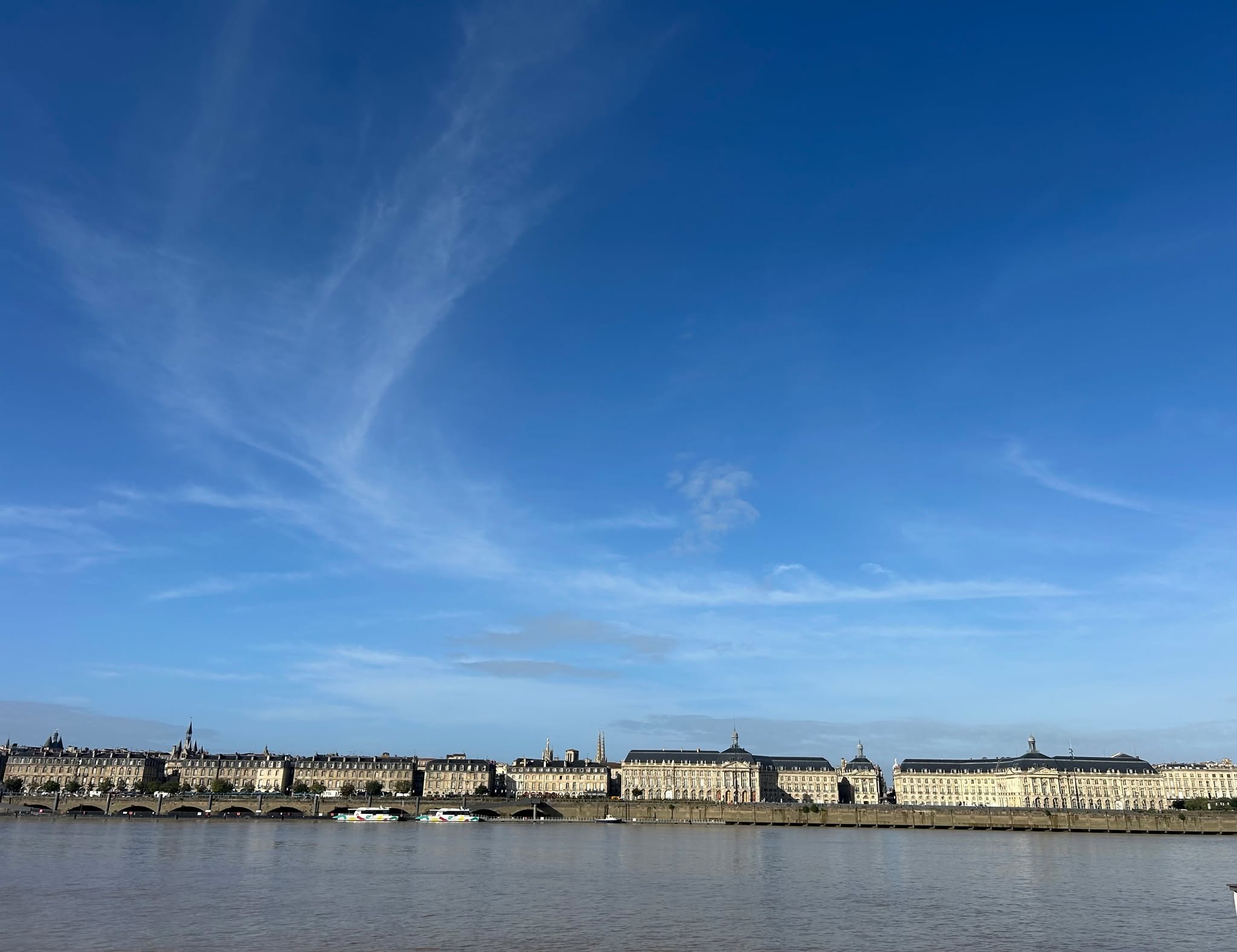 La semaine dernière, on vous a fait une promesse...
Chose promise, chose due!
IL EST DE RETOUR 🌞!!!
On vous attend à bord pour profiter de la plus belle vue de Bordeaux!