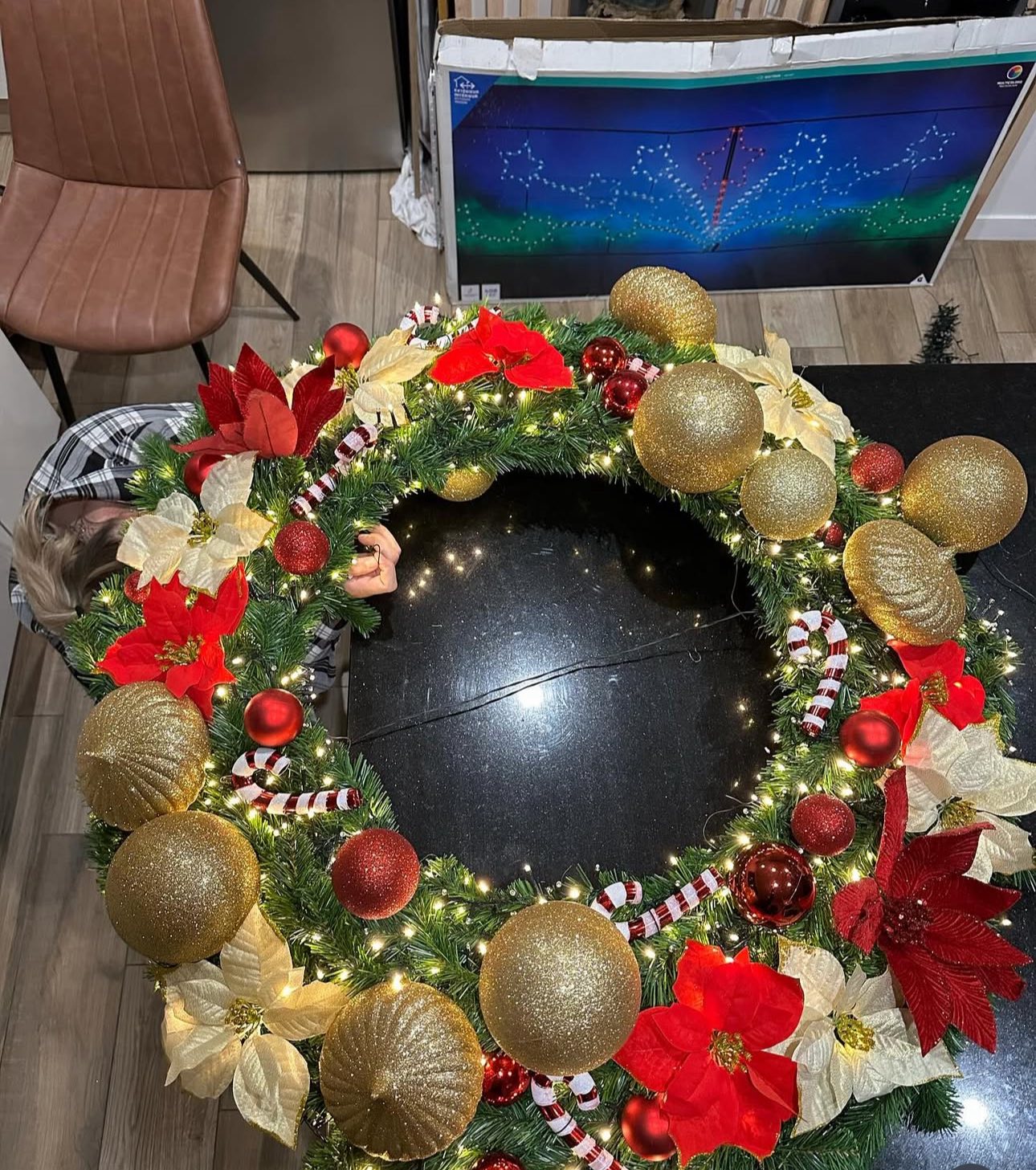 Démontage d’une déco de Noël en création de Halloween/automne