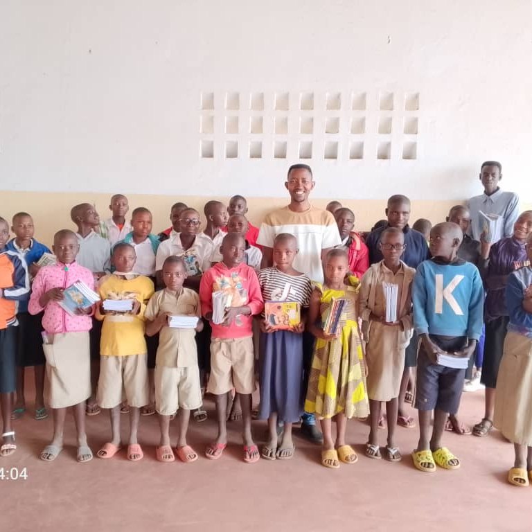 As the new school year begins in Burundi, our partner APDEI is making sure vulnerable children are ready to learn.
Earlier this month, 644 children from the Nyakararo zone, Mwaro commune, received essential school supplies.
This community effort was made possible through 53 savings and loan groups (called “Nawenuze”) supported by APDEI. With more than 3,100 members, each contributing just a small weekly amount, these groups demonstrate the power of collective action.
For nearly 11 years, APDEI has been working alongside communities—supporting self-reliance, training, and small-scale agriculture and livestock projects.