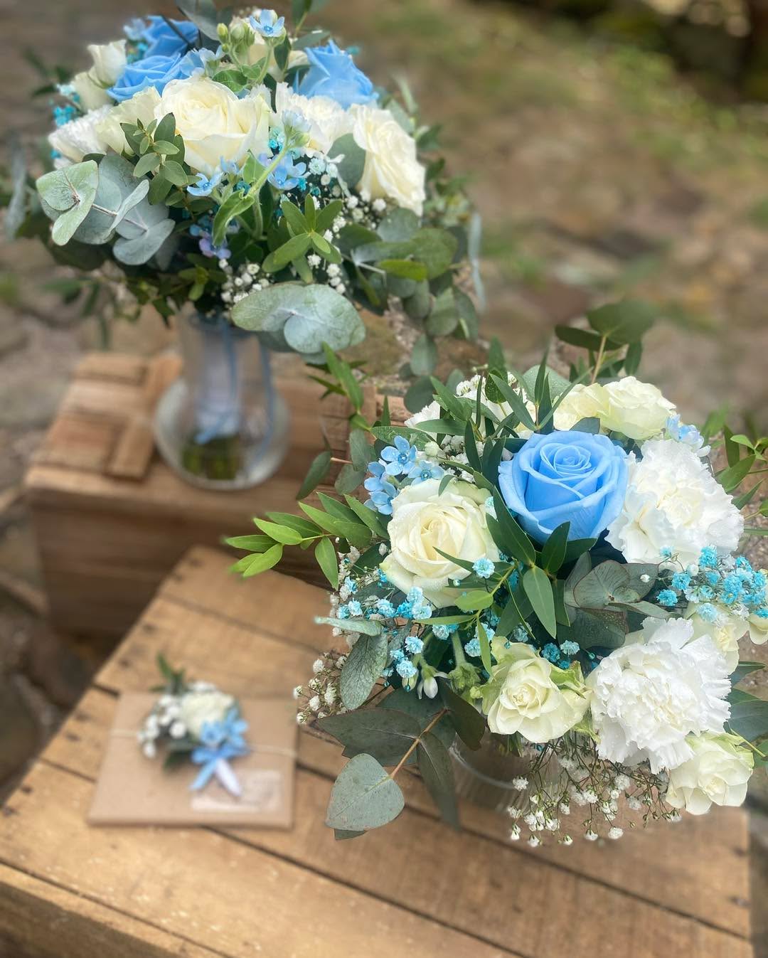 💍✨ Et si votre mariage devenait un véritable conte de fées ? ✨💍
Le 02/08/2025, nous avons eu l’immense bonheur d’accompagner deux âmes qui s’unissent 🩵🤍
Un décor floral aux nuances de bleu ciel, turquoise et blanc, où chaque fleur a été choisie pour raconter leur histoire :
des roses éternelles comme symbole d’un amour qui ne s’éteint jamais,
des hortensias bleus pour la tendresse,
et la légèreté de la gypsophile teintée de bleu pour souffler un parfum de rêve.
🩵 Le bouquet de la mariée, reflet de son “oui” rempli d’émotion
🤍 Le bouquet du jeu du ruban, partagé entre rires et complicité
🩵 Les bouquets des demoiselles d’honneur, éclats de douceur
🤍 La boutonnière du marié, sobre et élégante
🩵 Les compositions florales, illuminant chaque table comme un écrin d’amour
Un mariage où les fleurs n’étaient pas seulement des décorations… mais les messagères d’une histoire éternelle 🩵🤍
Et vous, quelles émotions aimeriez-vous voir fleurir le jour de votre mariage ? 🥰✨