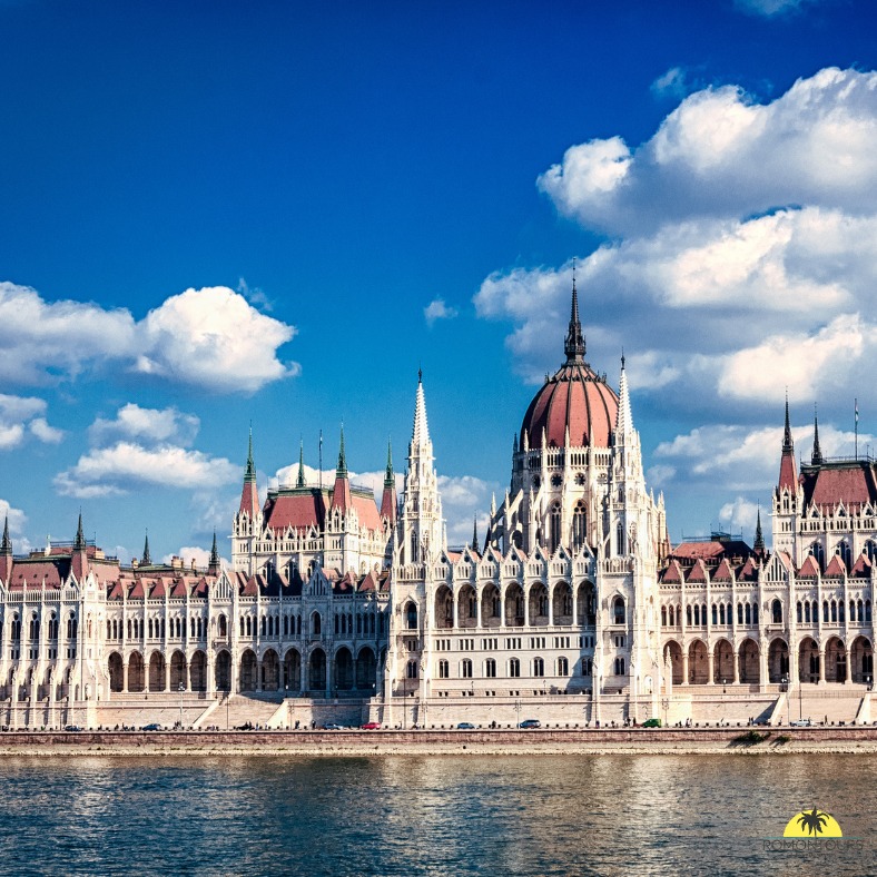 𝐔𝐧 𝐰𝐞𝐞𝐤-𝐞𝐧𝐝 𝐚̀ 𝐁𝐮𝐝𝐚𝐩𝐞𝐬𝐭, 𝐜̧𝐚 𝐭𝐞 𝐝𝐢𝐭 ?
En avion ou même en train de nuit, rejoins facilement la capitale hongroise pour une escapade pleine de contrastes. Budapest, c’est la rencontre entre Buda, la colline historique avec son château et ses panoramas, et Pest, la rive animée où cafés, marchés et vie nocturne battent leur plein. Reliées par de majestueux ponts, ces deux âmes forment une ville au charme unique.
Entre bains thermaux, balades le long du Danube et découvertes culturelles, Budapest est la destination idéale pour un week-end dépaysant et inoubliable.
#Budapest #WeekEndEnEurope #CityTrip #VoyageSurMesure #EuropeEnTrain #VoyageEnAvion #romontretion #jeunessessarinoises #jeunessesglanoises