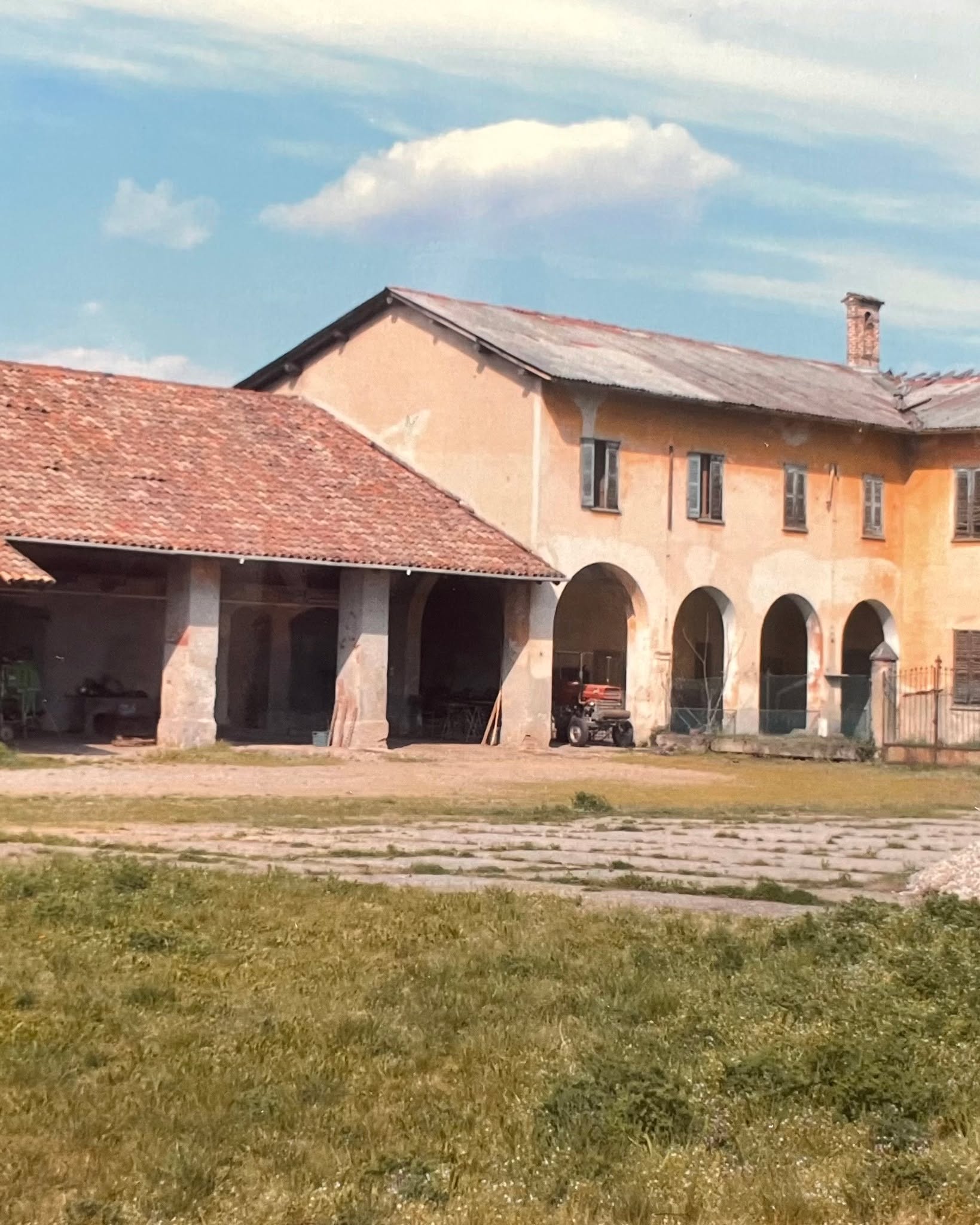 Von einer „Officina“ zur nächsten...
Als Kind war ich oft in der Werkstatt meines Papas.
Er reparierte Dinge, baute Neues – für mich war das pure Magie.
Wir nannten sie einfach die „Officina“.
Ich glaube, da habe ich gelernt, wie schön es ist, mit den Händen und dem Herzen zu erschaffen.
So entstand auch der Name meines neuen Projekts:
Officina Dany Mae
Ein Ort voller Kreativität, Erinnerung und neuer Ideen 💛
❗️Auf dem Foto 1: Unter dem Vordach, in einer Holztür, befand sich die „Officina“.❗️
❗️Auf dem Foto 2: mein Bruder und ich.
Ich sitze auf dem Go-Kart, das mein Vater gebaut hat.❗️
________
“Da un’officina all’altra”
Da bambina osservavo mio padre nella sua officina.
Aggiustava pezzi, creava cose che ai miei occhi sembravano magie.
Quel posto lo chiamavamo proprio così: “l’officina”.
Credo sia lì che ho imparato cosa vuol dire creare con passione, immaginare, realizzare.
Ed è da lì che nasce il nome del mio nuovo progetto:
Officina Dany Mae
Un luogo dove le idee prendono forma. 💛
❗️Nella Foto 1: La cascina.
Sotto il portico, in una porta di legno, vi era l´Officina.❗️
❗️Nella Foto 2: mio fratello ed io.
Sono seduta sul Go-Kart, che aveva realizzato mio papà.❗️
#OfficinaDanyMae #Buochs #Nidwalden #Neueröffnung #Grafikdesign #selbstgemacht #kunst #Herzensprojekt #SchweizerDesign #Designliebe #KreativLaden #SelbstgemachtMitLiebe