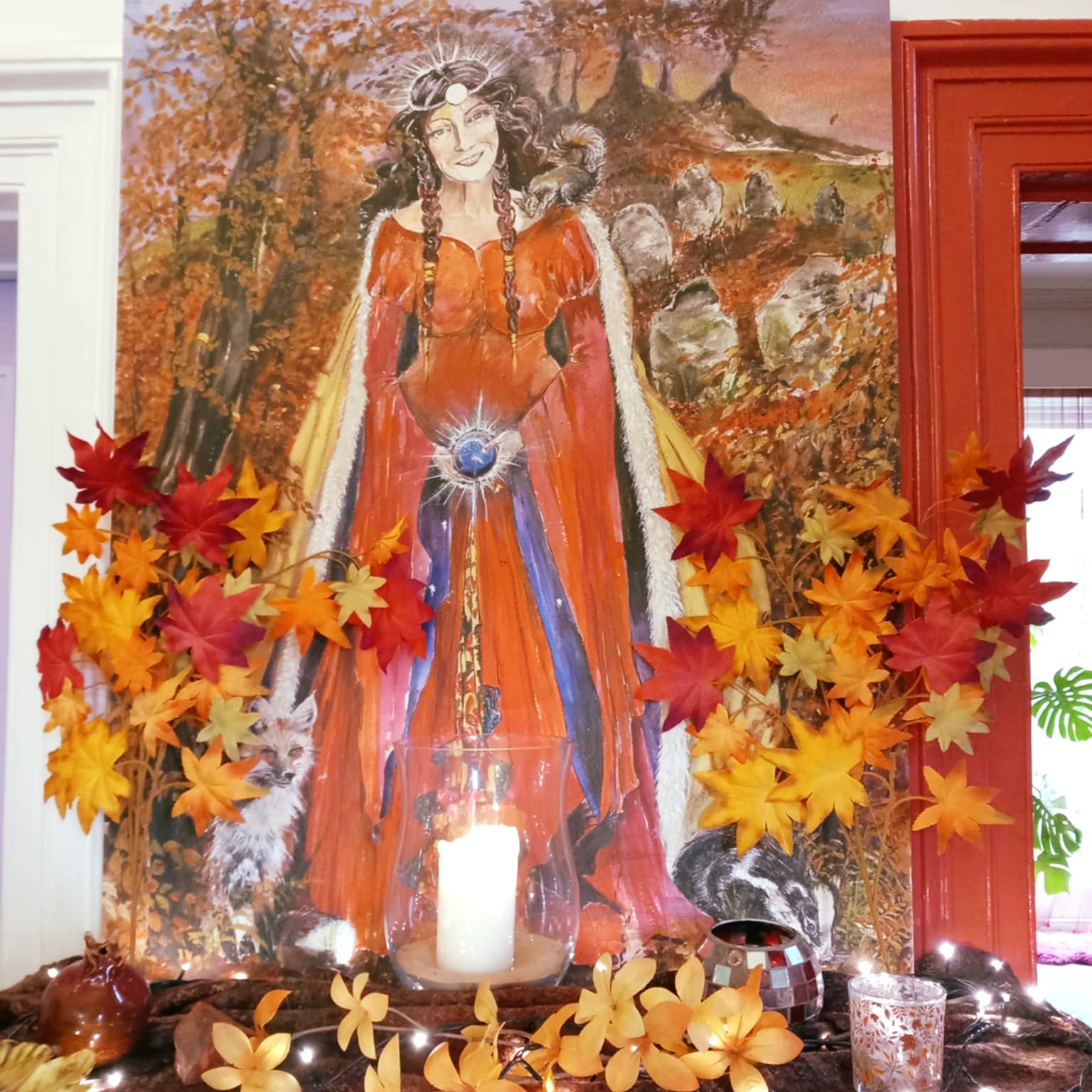 🧡 Blessed Mabon from all of us at Goddess House🧡
Blessed Mabon, as day and night are balanced, so too may our life find harmony.
We give thanks for the harvest, for all the good that has been sown and reaped.
As the light recedes and the days grow shorter, we embrace the quiet introspection of the coming season.
May we find peace and clarity in this transition, carrying the lessons of the past into a balanced future.
Blessed be!
Picture of our beautiful altar, painting of Bambha by Caroline Lyr
#ladyofavalon #avalon #mabon #bambha #Goddesstemple #somerset #glastonbury