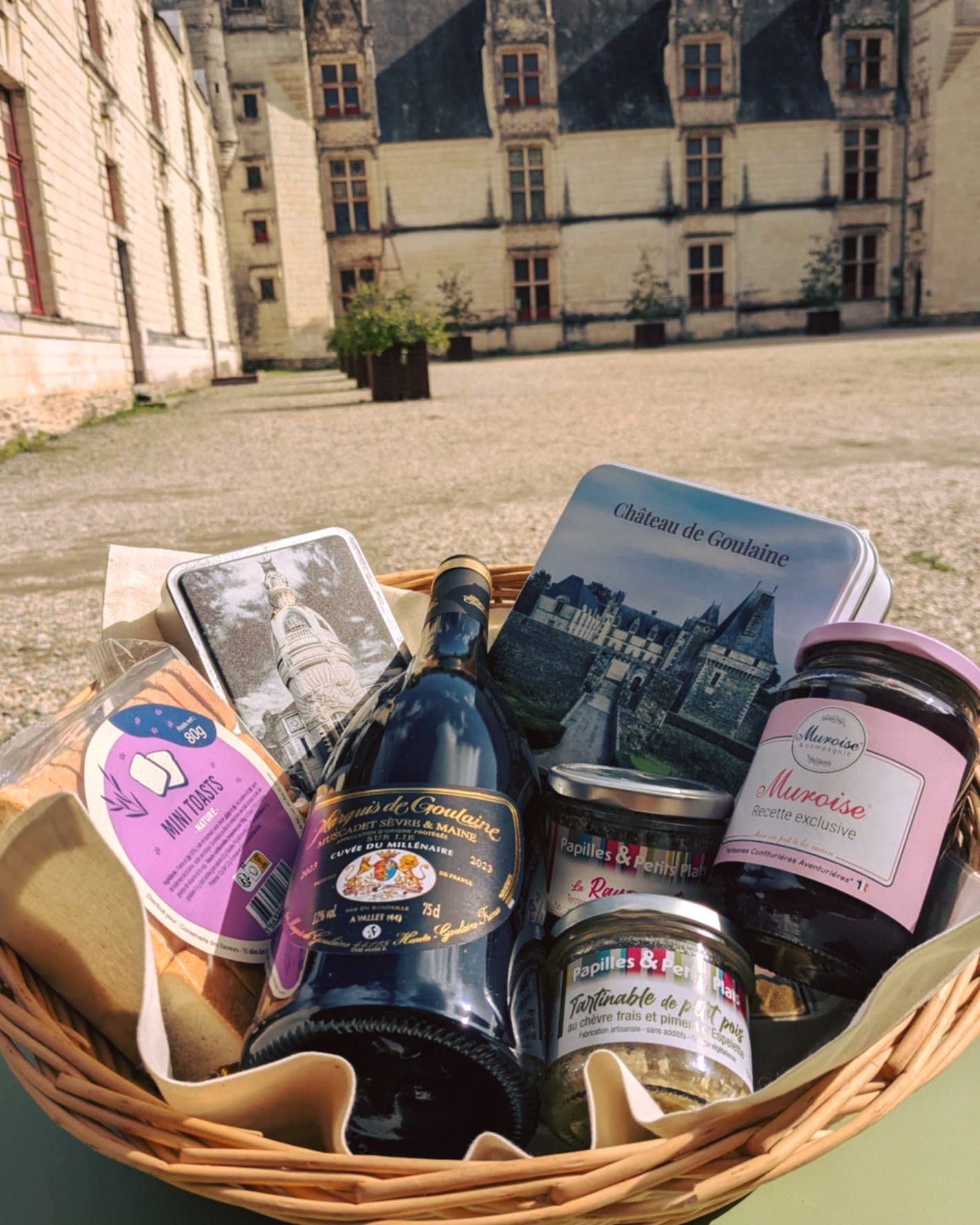 À l'occasion des Journées Européennes du Patrimoine, ce panier gourmand garni de délicieux produits locaux d'une valeur de 50€ sera à gagner.
Bonne chance à tous les visiteurs, nous vous attendons nombreux ✨ !
ℹ️ Un bulletin de participation sera distribué à chaque visiteur adulte.
#tombola #JEP2025 #patrimoine #produitslocaux #chateaudegoulaine #vignoblenantais