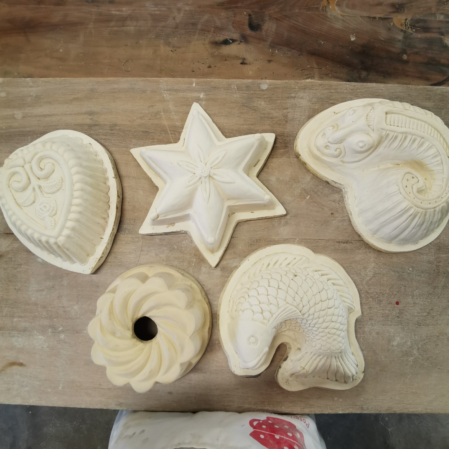 Les stages d'initiation ont un beau succès et je suis très reconnaissante à tous les participants qui viennet s'incrire pour découvrir l'univers de la poterie à travers le modelage dans mon atelier à Soufflenheim.
Il y a un thème qui me tenait tout particulièrement à coeur, celui du modelage d'un "moule traditionnel alsacien" car à l'origine de de la mise en place des ateliers en partenariat avec les Office de Tourisme @tourismepaysrhenan et @visithaguenau
mon intention était d'arriver un jour à captiver les gens pour réaliser avec moi un de ces moules.
Cet objectif a été réalisé la semaine dernière, les personnes ont pu choisir parmis les modèles proposés et se sont appliqués à réaliser chacun leur moule à gâteau, quel suspens lors du démoulage... et quel enthousiasme pour chacun d'entre nous lorsque le moule prends naissance sous nos yeux.
Les moules sont actuellement en cuisson encore un peu de suspens et de patience en attendant le résultat que je posterai après le défournement.
J'ai à coeur de proposer ce thème une fois par mois en 2026, une séance aura encore lieu au mois de novembre mais la date n'est pas encore définie, les derniers thèmes de l'année seront postés mi-octobre sur mon site :
www.poterie-wehrling.fr