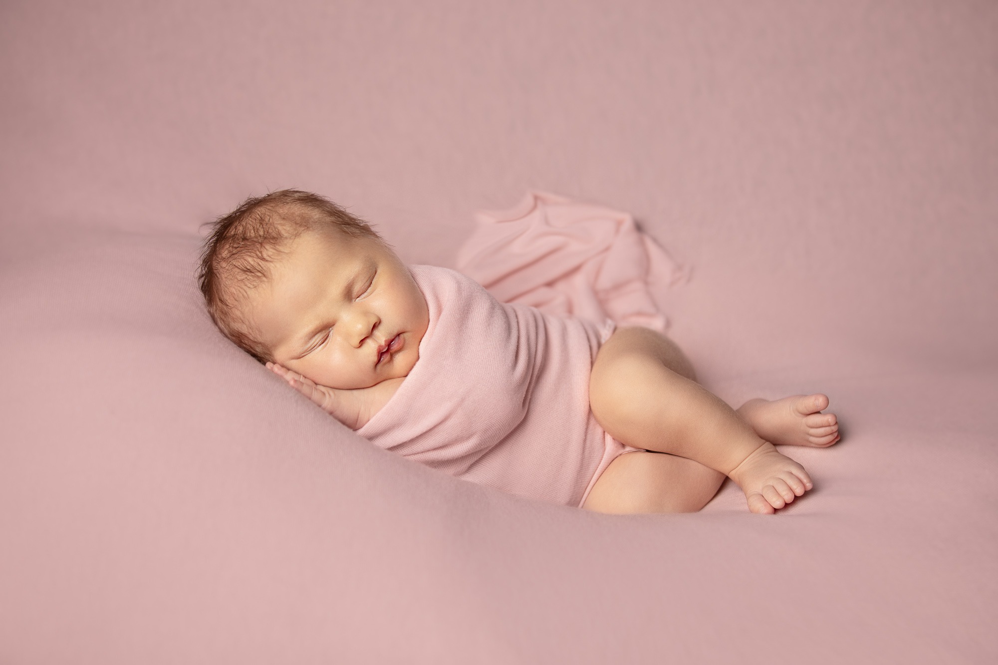 NEWBORN & FAMILY SESSION
Sarai tu a scegliere tra gli abiti presenti nel nostro guardaroba (realizzati con fibre naturali, soffici e delicatissimi sulla pelle del tuo bambino), cosa indossare, i tessuti, la palette di colori, e se optare per uno stile semplice e ritratti naturali, o introdurre l'utilizzo di oggetti di scena e accessori. Durante la tua consulenza pre-shooting, approfondiremo tutti i particolari sullo svolgimento della tua sessione neonato, e ti forniremo piccoli segreti e consigli per rendere piacevolissima la tua esperienza di ritratto.
CONTATTACI! Saremo felici di fornirti informazioni utili su come si svolgerà la tua sessione fotografica neonato!
.
www.melaniamaffucciphotographer.com
.
.
#melaniamaffucciphotographer #fotografianeonati #fotografianewborn #fotografoneonati #fotografoneonatimodena #fotografogravidanza #fotografogravidanzamodena #fotografobambini #newbornphotography #newbornphotographer #newbornphoto #serviziofotograficoneonati #serviziofotograficogravidanza #serviziofotograficofamiglia #serviziofotograficobambini #serviziofotograficomaternità #fotografomodena #fotografobologna #fotografoparma #fotografocerignola #newbornphoto #newbornphotography #newbornphotographer #newbornphotoshoot #newbornpictures