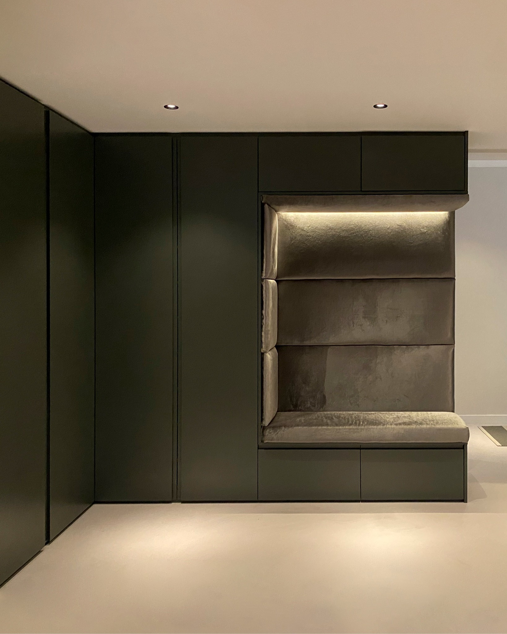 Ein Flur, der mehr ist als nur Stauraum. Die gemütlichen Sitznischen laden zum Verweilen ein und schaffen durch bequeme Polster und indirektes Licht einen behaglichen Rückzugsort. Die maßgeschneiderten Einbauschränke bieten großzügigen Stauraum und sorgen mit ihren dunkelgrünen Fronten auch optisch für Ordnung.
#flurinspiration #cosyhomestyle #stauraum #interiordesign #maßgefertigt #holzhochzwei