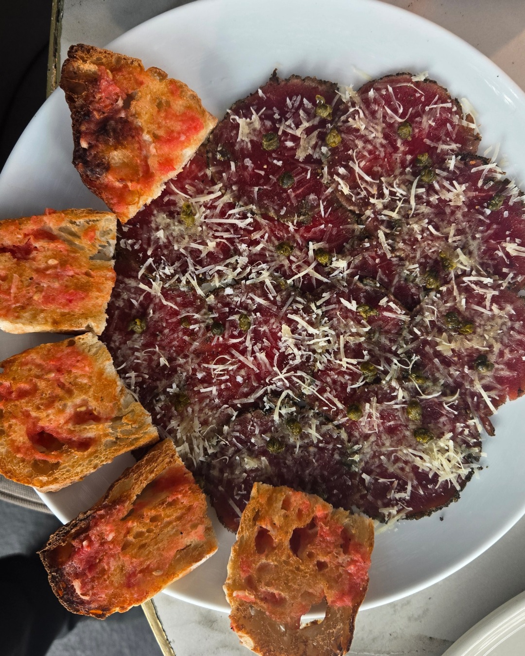 Carpaccio de res
📍Av de la República 157 Piso 7
📞Reservaciones al: 55 5705 5034 o en https://www.arangorestaurante.com/reservations