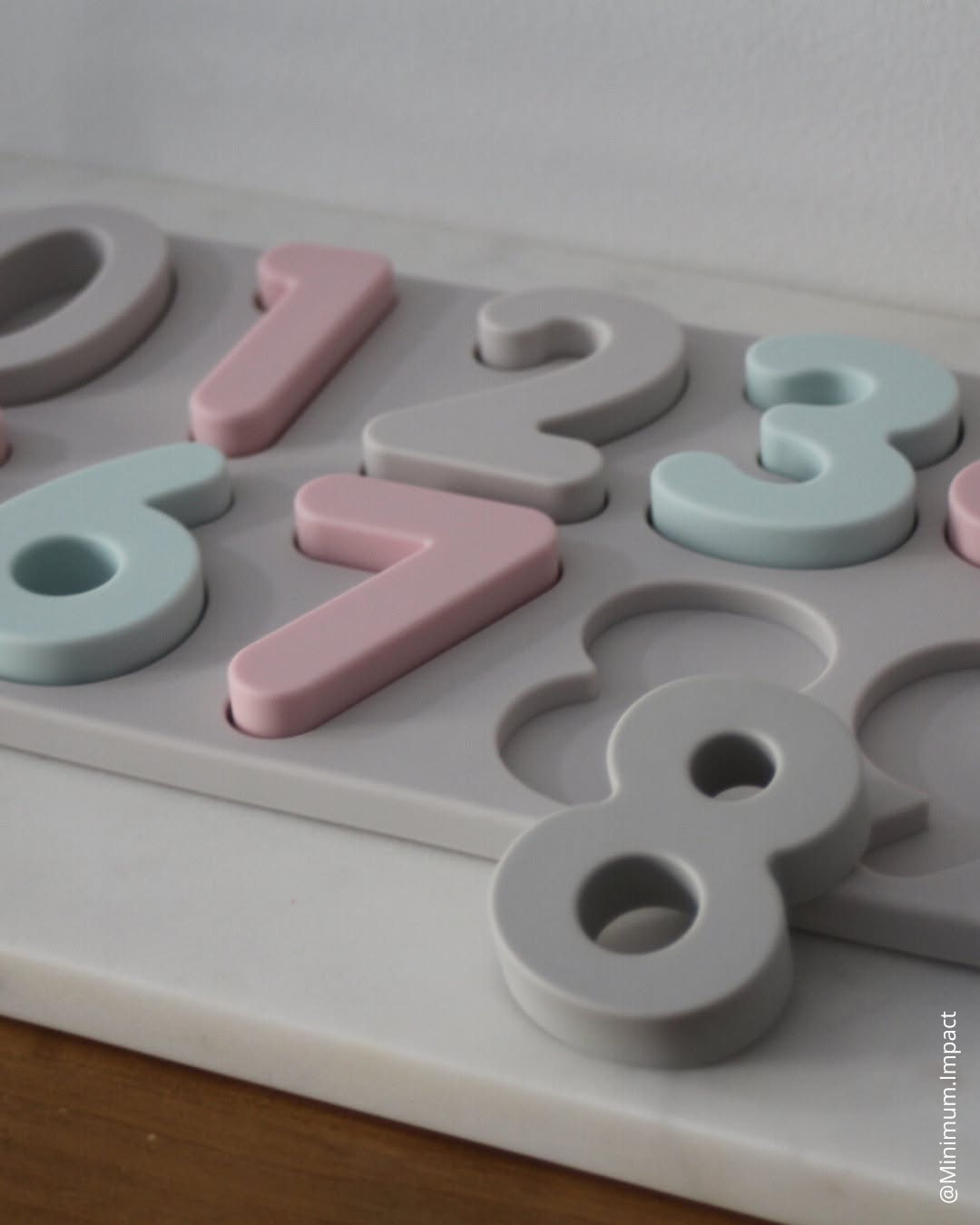 Des chiffres à portée de petites mains 🐥
Une initiation aux chiffres et aux nombres avec ce puzzle en silicone sans BPA. Pratique et compact avec ces 27,2x15 cm il se range facilement. Dès 3 ans.
👉 Et toi, à quel âge ton enfant a commencé à reconnaître les chiffres ?
Notre mission : faire de ton intérieur un cocon avec des produits de qualité💚.
Crédit photo : Minimum Impact
#motricitélibre #chambrebebe #sansBPA #developpementbebe #ProduitsDurables #décointérieur #durable #designépuré #DecoMinimaliste #ObjetAvecSens