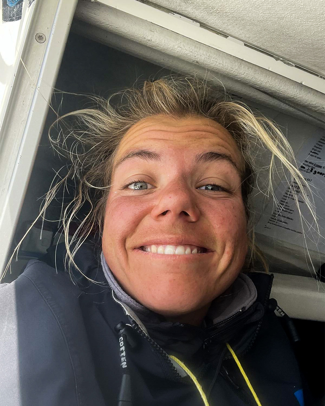 Quand les yeux des marins parlent d’eux-mêmes 😴.
Pour les marins, l’ambiance est bien différente de celle que nous, terriens, connaissons : pas de nuits de 8 à 10 heures, ni de petite douche bien chaude pour se réveiller.
Juste les éléments et la compétition. ⚔️
📸 Thomas Campion / Onboard
#LaSolitaire