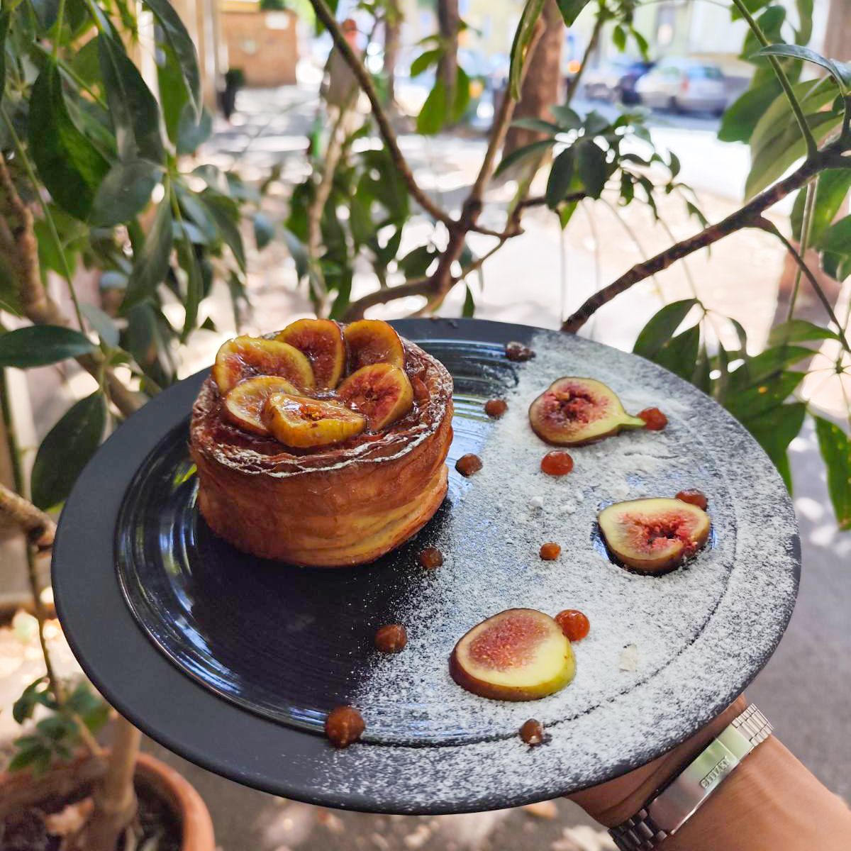 A fügeszezon még javában tart. Egyik kollégánk fügefájáról hozzánk is került egy szép adag, amiből házi lekvárt főztünk, hogy ebbe a finomságba kerülhessen. A nagy hétvégi kedvenc vaníliás kosár most fügés változatban vár – péntektől vasárnapig a pultjainkban! Gyere a Méreybe, a Grandba, a Cédrusba vagy legújabb üzletünkbe a Trinitybe (Szentháromság utca 26).
 #emmarozs #szeged #frenchpastry