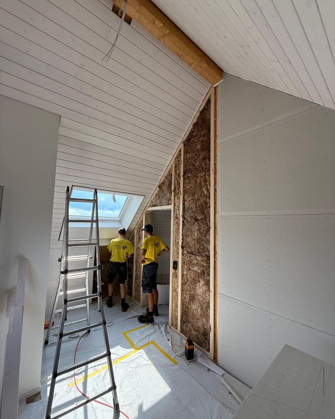 Dachstockausbau
Hier durften wir bei einem bestehenden Haus den Dachstock ausbauen, 4 Dachfenster einbauen sowie diverse Schreinerarbeiten ausführen.