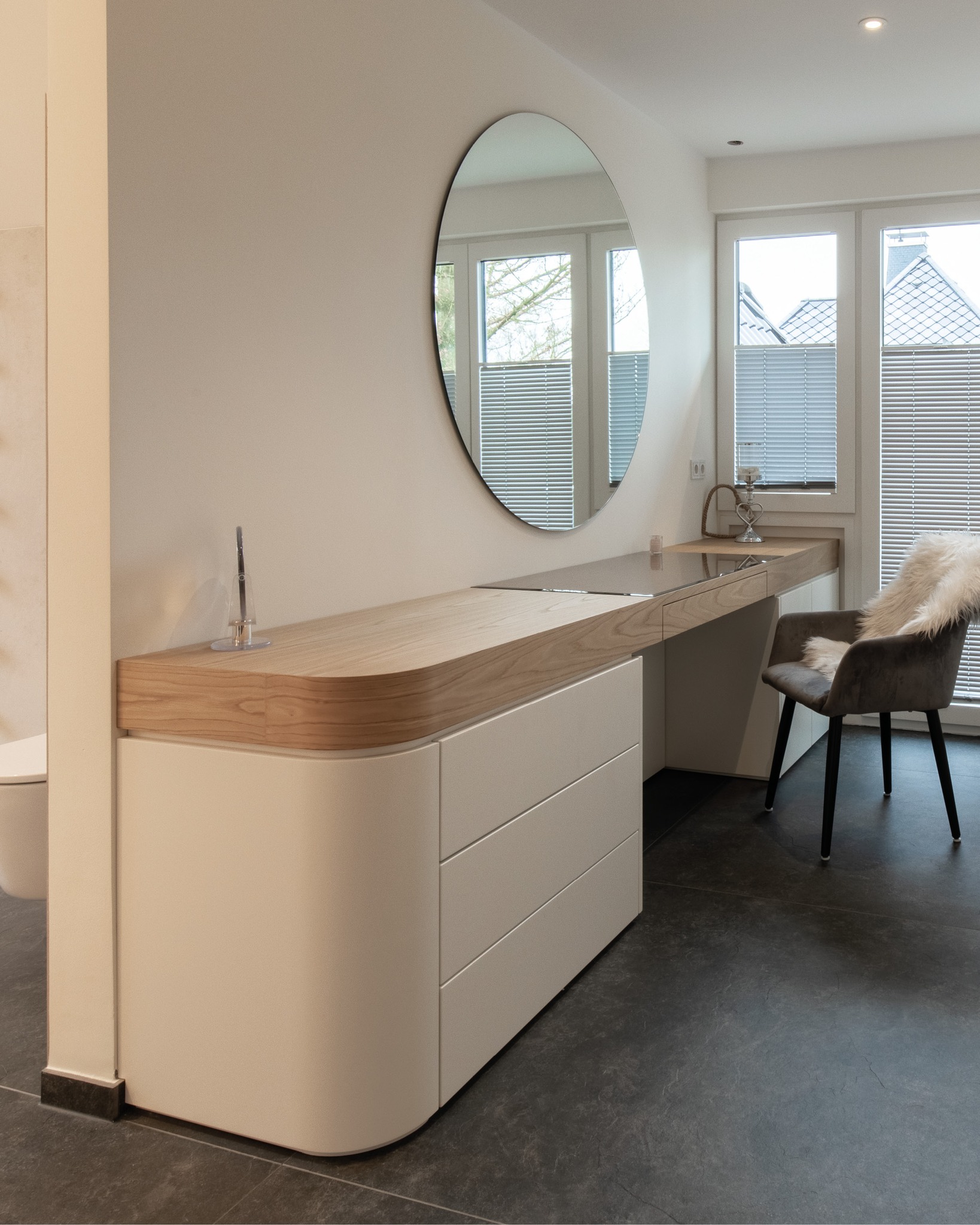 Der Schminktisch aus Kastanie besticht durch schlichte Eleganz. Ein schönes Detail bildet die abgerundete Ecke der Deckplatte, in der zusätzlich eine große Schublade für die täglichen Essentials integriert ist. Weiterer Stauraum befindet sich im rückseitigen Einbauschrank. Die großzügigen Schubkästen, in farbig lackiertem MDF, fügen sich perfekt ins Raumbild.
#badezimmer #badezimmerdesign #schminktisch #maßgefertigt #holzhochzwei