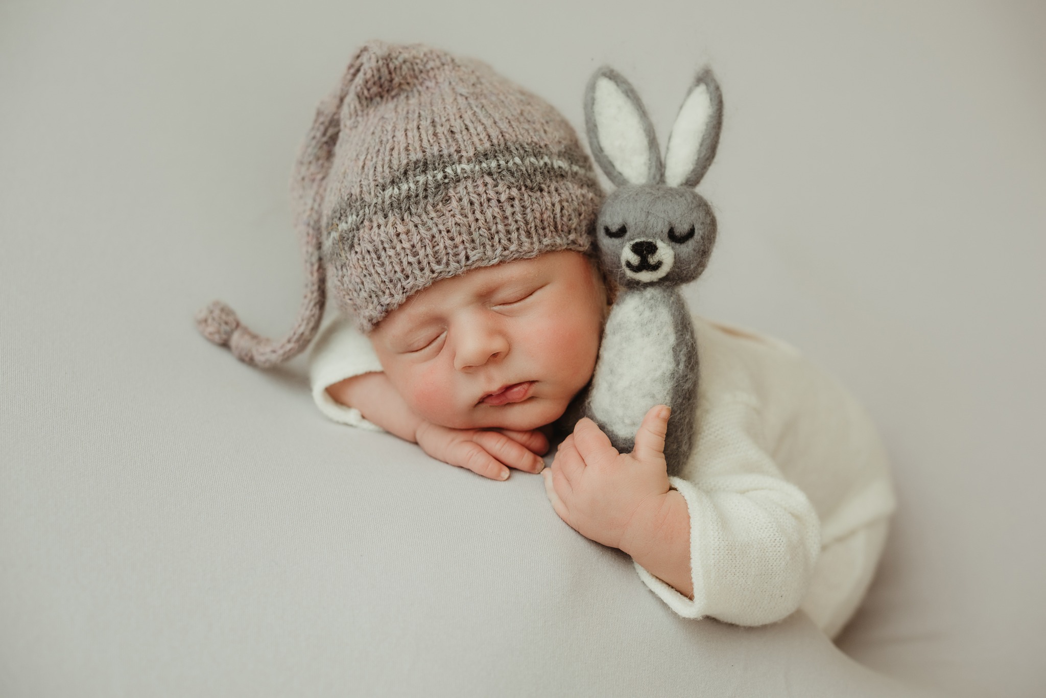 ✨ Tak maličký… a už drží svého prvního kamaráda.
Ticho, klid, vůně miminka a hebkost vlny.
Newborn focení je o něze, bezpečí a vzpomínkách, které nezmizí.
🕊️
Rezervace termínů:
📩 info@renaticefoto.cz
📍Ateliér Luna, Opava
#newbornfoceni #renticefoto #atelierLuna #opavafoto #fotimlasku #jemnost #miminko #focenimiminek #renaticefoto