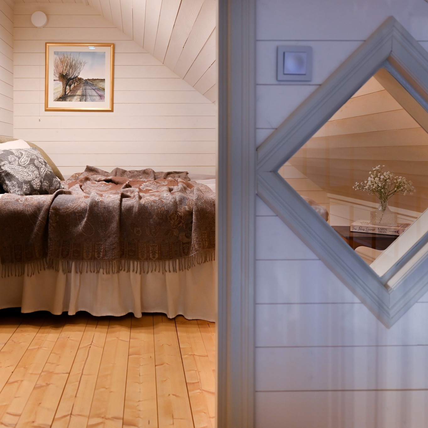 Helgen spenderas i Hönshuset med det här gänget. När vi flyttade till Halmstad så var planen att spendera mycket tid på gården utanför Simlångsdalen, då den endast ligger ca 40 minuter från Halmstad, men sen kom ju en enorm renovering emellan och vi har varit lite för upptagna på helgerna ;)
På barnens begäran åkte vi iallafall hit i helgen och njöt av vårt lilla hönshus. Vi fiskade och plockade svamp och lagade en massa god mat. Det är något visst med att bo lite mindre, man umgås på ett annat sätt och det var väldigt mysigt. Mer tid här i höst 💛
#gardsstyling #hönshuset #hönshusinspo #hönshusbygge #renoveragård #renovera #renoveringsprojekt #lantliv