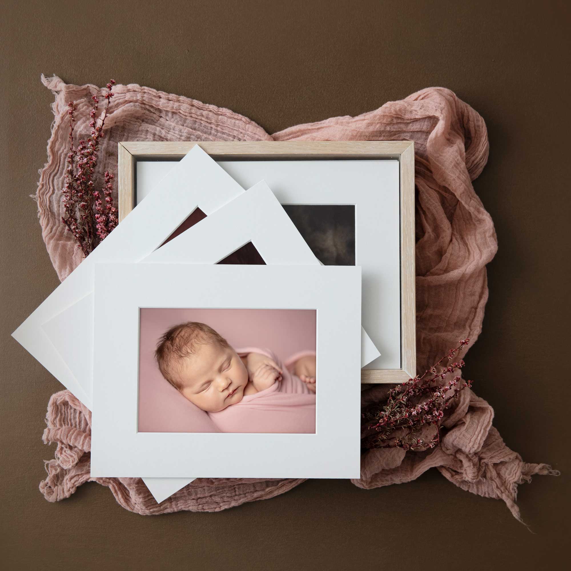 I PRODOTTI DI STAMPA
Quello che ti offriamo è più che un semplice servizio fotografico. È un'esperienza e consulenza a 360° con l'obiettivo di creare per te e il tuo bambino fotografie dal valore immenso oggi e che un domani, avranno un'importanza inestimabile. Per questo, ti proponiamo i migliori supporti di stampa, garantiti per longevità e altissima qualità, realizzati a mano da abilissimi artigiani, perfetta combinazione di materiali di prima classe, design innovativo e raffinato, ed un'ampia scelta di stampe Fine Art, quadri, pannelli, canvas e album, con cui potrai personalizzare e creare con tessuti pregiati, come il velluto, lino, cotone, pelle, legno, accostando nuance più tenui o più decise, veri e propri oggetti d'arredo, da integrare perfettamente nei tuoi ambienti, anche anno dopo anno, in base al tuo arredamento, stile, e ai tuoi gusti personali, con le immagini che ami, e che adorerai ammirare tutti i giorni!
Per la sessione GRAVIDANZA e NEONATO, ti proporremo collezioni appositamente studiate, per inserire all'interno della stessa box o album, immagini di entrambe le sessioni, o di servizi fotografici successivi, come le sessioni family o motherhood.
www.melaniamaffucciphotographer.com
.
.
@graphistudio
.
.
#melaniamaffucciphotographer #fotografobambini #fotografodifamiglia #fotografogravidanza #fotografofamiglia #fotografonewborn #fotografoneonati #fotografoneonatimodena #fotografogravidanzamodena #fotografomaternita #fotografomodena #fotografobologna #printyourmemories #serviziofotograficobambini #serviziofotograficoneonati #serviziofotograficofamiglia #serviziofotograficomaternità #servizifotograficibambini #servizifotograficimaternità #maternitystyle #maternitystyleinspiration #homedesign #homedesigninspiration #mammeitaliane #familyprint #familymemories #familymemoriesforever #luxurystyle #luxuryexperience