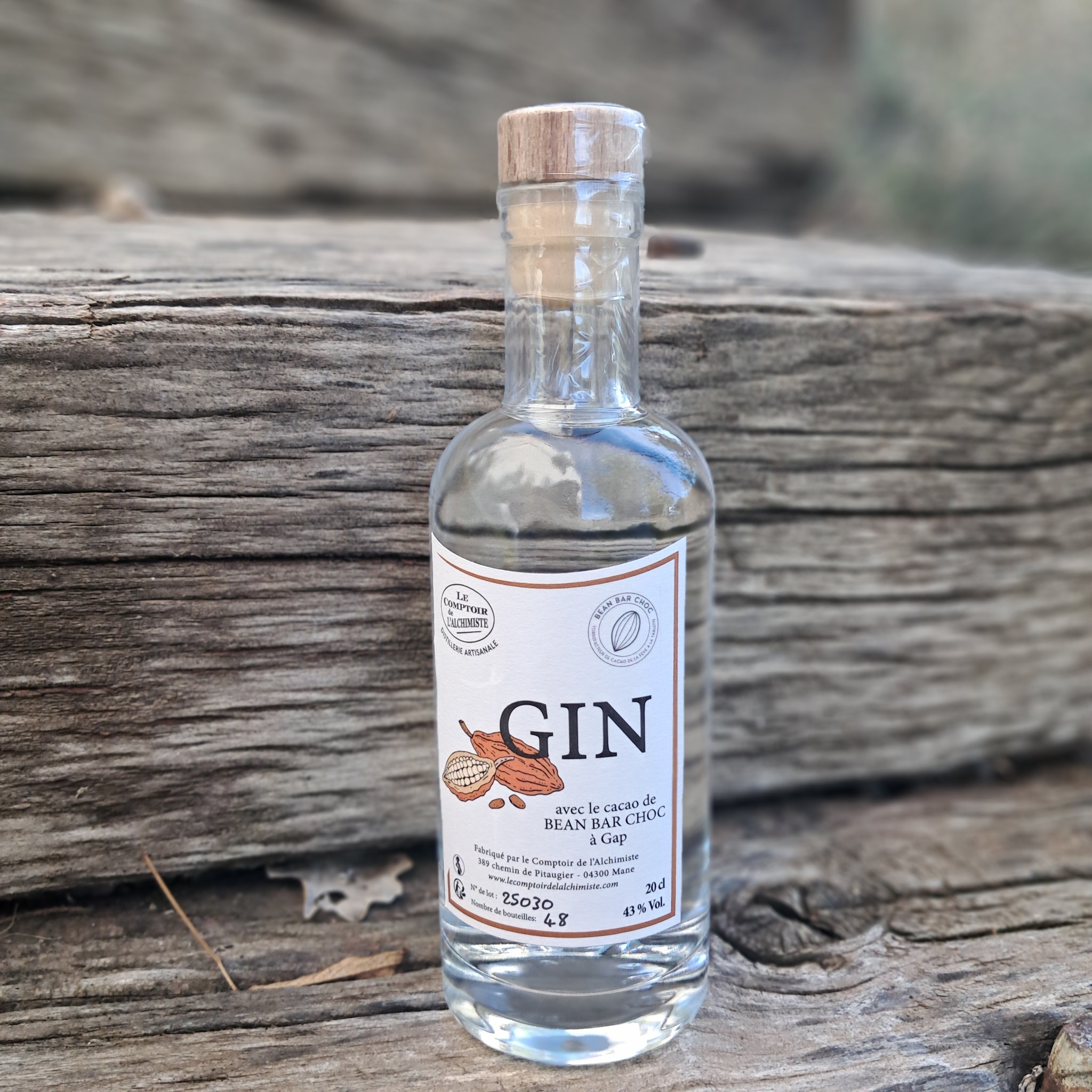 🍫✨ Une création unique et audacieuse vient enrichir notre gamme !
Le Comptoir de l’Alchimiste s’associe à l’excellent torréfacteur de cacao Bean Bar Choc à Gap pour vous présenter un gin… pas comme les autres ! 🍸
🌱 + 🍫 = 💥
👉 Un Gin artisanal infusé au cacao torréfié, pour une expérience sensorielle surprenante et gourmande.
🔸 Notes de fèves de cacao finement grillées
🔸 Une rondeur en bouche enveloppante
🔸 Un profil original entre épices douces, genièvre et chocolat noir
Le tout sans sucres ajoutés — juste la pure expression des matières premières sélectionnées avec passion !
🍸 À déguster pur, en cocktail, ou comme un clin d'œil aux amateurs de chocolat et de spiritueux d’exception.
➡️ Une édition exclusive, née de l’alliance entre alchimie et torréfaction
➡️ Disponible en avant-première lors de nos événements d’automne !
#lecomptoirdelalchimiste #BeanBarChoc #GinAuCacao #GinArtisanal #ChocolatEtGin #Gap #DistillerieDeProvence #TerroirEtCréation #CollaborationGourmande #GinOriginal #CacaoTorréfié
L'abus d'alcool est dangereux pour la santé, à consommer avec modération.