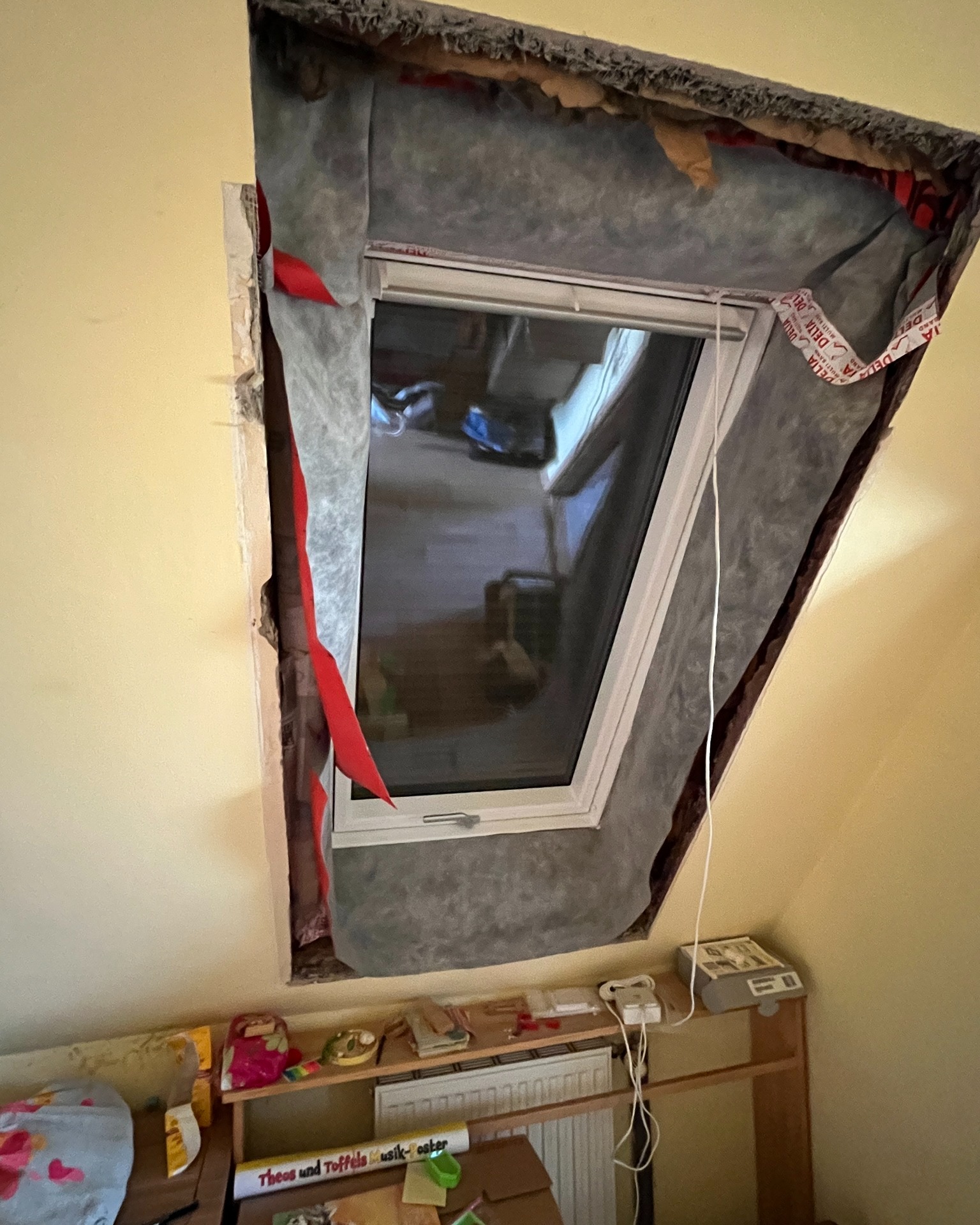 Hier poste ich euch mal paar Fotos nach einer Baustellenbegehung und fand die Leistung vom Dachdecker so vor.
1. Giebelwände haben keinen Glattstrich erhalten, hier wurde das Dichtmittel von Isover einfach auf die blanken Ziegel aufgebracht, obwohl man riesige Fugen im Mauerwerk hat
2. Dampfsperrfolie in in sehr vielen Bereichen einfach zu Kurz
3. Falsches Klebeband, hier ist man nicht im System geblieben
4. es wurden keine Velux-Dampfsperrschürzen verwendet, sondern einfach die Dampfsperrfolie Stümperhaft an die Dachflächenfenster abgeklebt, leider hat diese sich gelöst und muss neu gemacht werden
5. am Bodenbereich ist in einigen Teilbereichen die Dampfsperrfolie so offen das man an die Dämmung kommt
ich werde es nie verstehen wie man das einem Kunden so hinterlassen kann.😡😠🤬
🌏 www.ib-dresden.com
📧 info@ib-dresden.com
#innenausbau_bock #drywall #trockenbau #trockenbauguide #baustelle #sanierung #umbau #handwerker #handwerk #trockenbauwände #trockenbauarbeiten #innenausbau #diy #milwaukee #milwaukeetools #festool #euroline #siniat #wego #wegovti #baustoffundmetall