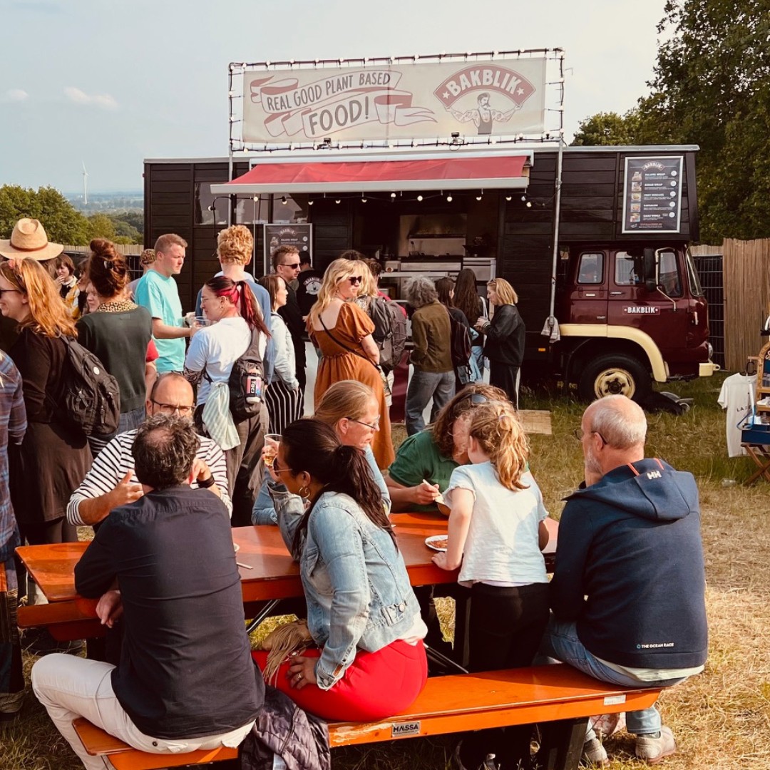 🔧 MAKER DAYS 🤖
Creativiteit, tech, design & innovatie: dat is @makerdayseindhoven! Een weekend vol workshops, demo’s en verrassende makers (27/28 sept).
Wij zijn er natuurlijk ook weer bij – met oa de lekkerste vegan kapsalons en kebabwraps.
Voor meer info & tickets zie: www.makerdays.nl