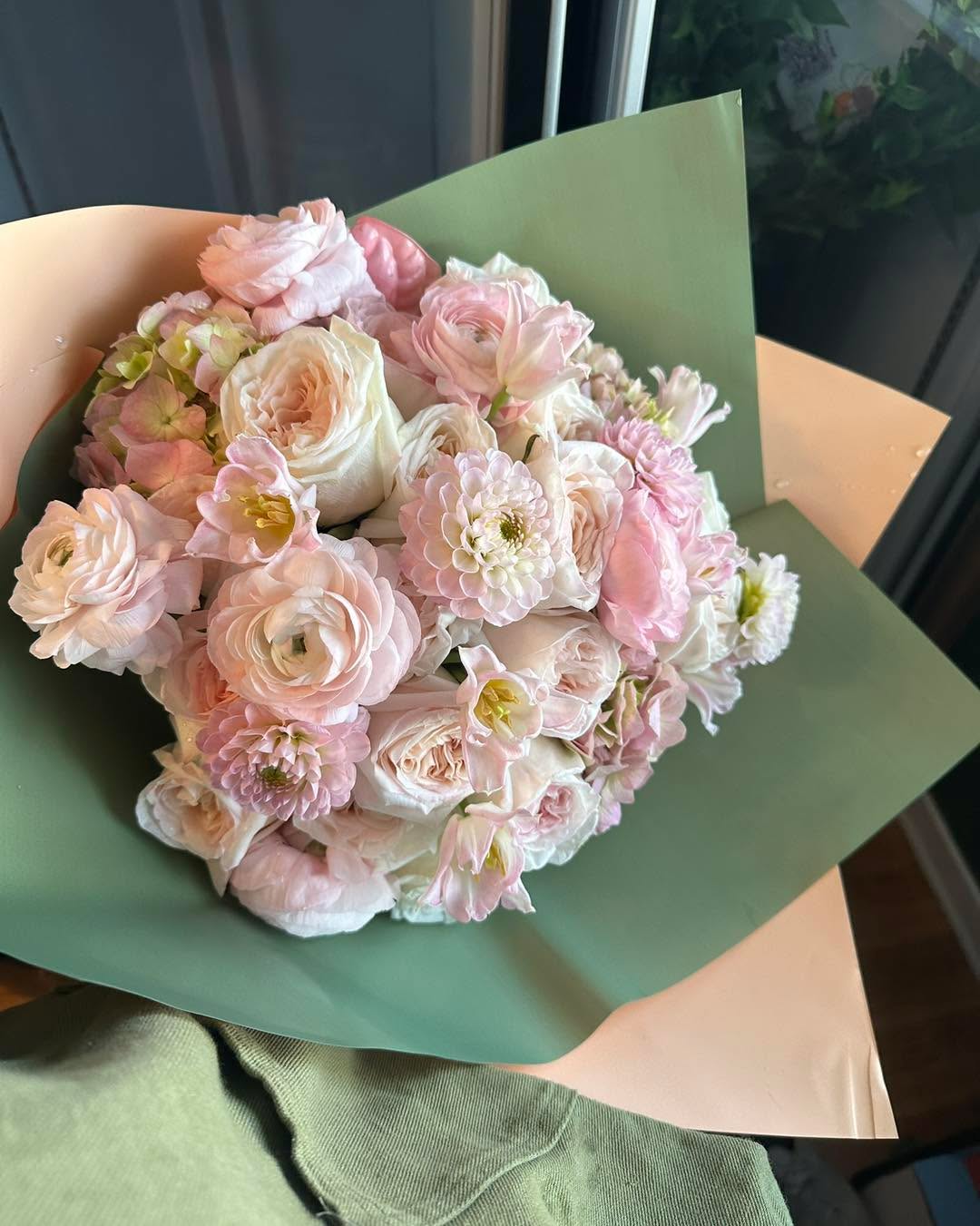 This stunner was for a special anniversary 💕💕
#flowershop #funkyflorals #flowersofinstagram #florals #stlouis #FunkyFlorals #stlouisflorals #floralstyle #funkyflowers #birthday #everydaylook #everyday #EverydayElegance #sympathyflowers #flowers #Missouri #graduation #wedding #GiftForHer #EverydayLuxury #midwest #giftideas #gift