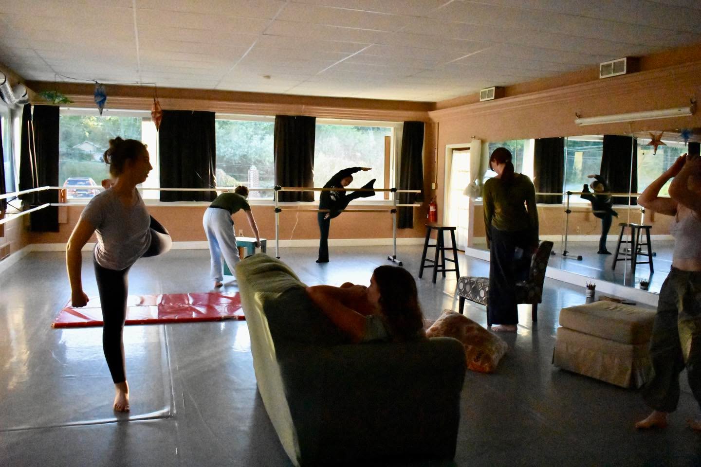 Senior Company began working on their upcoming piece for our Fall Showcase. More details coming soon…👀🛋️🪑
#halestonedancestudio #halestone #communityinmotion #anyoneandeveryonecandance #rockbridgecountyva #lexingtonva #buenavistava