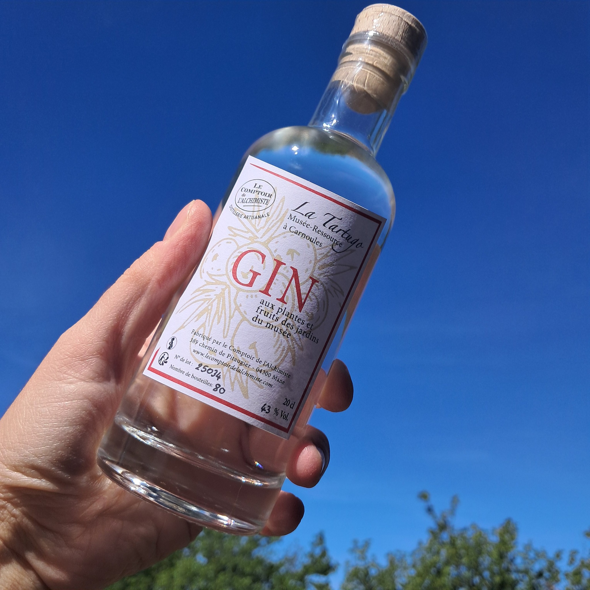 ✨ Nouvelle création à découvrir ! ✨
Bonne nouvelle : Le Comptoir de l’Alchimiste élargit sa gamme de Gins ! 🍸🌿
Nous sommes fiers de vous présenter notre toute dernière cuvée, née d’une belle collaboration avec le Musée La Tartugo à Carnoules 🌾🏛️
🌿 Un gin élaboré à partir des plantes du jardin du musée, véritable écrin de biodiversité locale.
Un spiritueux qui reflète toute la richesse botanique du Var :
🔸 Un profil herbacé et délicat,
🔸 Sublimé par une subtile touche d’agrume.
Un Gin de caractère, ancré dans son terroir, à la croisée de la tradition et de l’expérimentation.
À déguster pur, en cocktail… ou à découvrir sur nos prochains événements !
🍃 Toute l’âme du Var dans un flacon.
Disponible très bientôt !
#lecomptoirdelalchimiste #NouveauGin #GinArtisanal #LaTartugo #Carnoules #PlantesDuVar #GinDeProvence #DistillationNaturelle #SaveursDuSud #terroirettradition
L'abus d'alcool est dangereux pour la santé, à consommer avec modération.