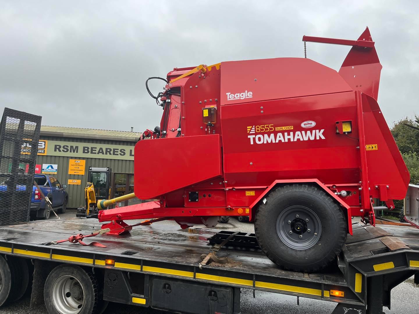 Unfortunately winter has soon arrived what happened to Autumn 🍂 leaving Mitchell today new machines for the coming season a new #teagle 8555 dual chop and a new #ag easiscrape box scraper going to south Cornwall
Thank you for your continued business 👍