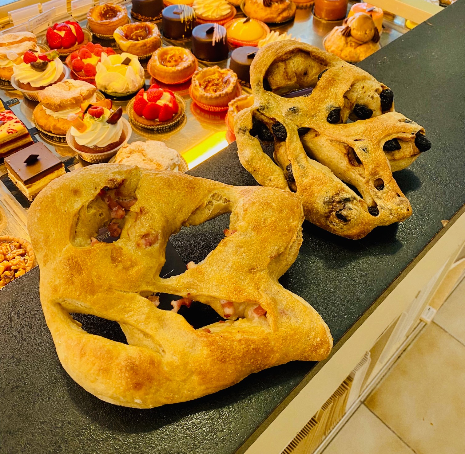 🔥 ELLE EST LÀ… et elle sent bon le soleil !
La FOUGASSE, élue par vos votes cet été, fait son arrivée chez Boulangerie Mamie dès demain 🥳
Et comme on n’aime pas vous faire choisir trop vite…
➡️ Fougasse aux olives – parfum du sud, pâte moelleuse, huile d’olive… un classique indétrônable ☀️
➡️ Fougasse aux lardons fumés – crousti-fondante, généreuse et ultra réconfortante 🔥
🫓 Parfaite à partager à l’apéro, à emporter pour le déjeuner, ou à savourer en solo sans remords.
Pâte maison, cuisson du jour, et amour dans le four.
📍 À Saint-Clair-de-la-Tour, dès demain matin… si y’en a encore 😅
Merci pour vos votes cet été — on adore cuisiner ce que vous aimez 💛
👉 Pour ne rien rater de nos nouveautés, pensez à aimer notre page !
(Et activer les notifications si vous êtes vraiment gourmands 😏)
#FougasseDay #TeamOlivesOuLardons #SnackingGourmand
#BoulangerieMamie #SaintClairDeLaTour #CuitAvecAmour
#FaitMaison #FougasseLovers #NouveautéSalée #ApéroOuDéj