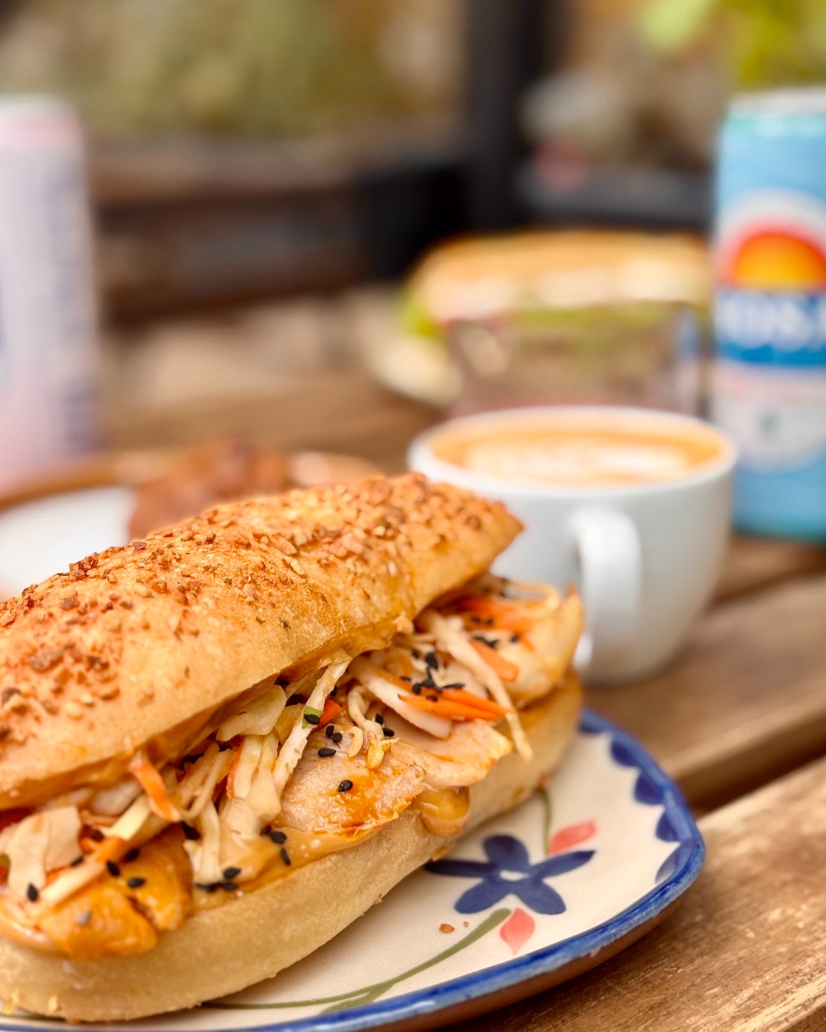 Újdonságok már a pultokban! Szendvicseink tovább bővültek az Emmarozs kínálatába, melyet te is megkóstolhatsz. 
- Ázsiai csirkés ciabatta
- Hummuszos-padlizsános ciabatta
- Mortadellás-pisztáciás focaccia
- Tonhalkrémes ciabatta
- Mozzarellás focaccia
Gyere be bármely Emmarozs üzletbe, és döntsd el melyik az új kedvenced! 
 #emmarozs #szendvics  #focaccia #szeged #pékség